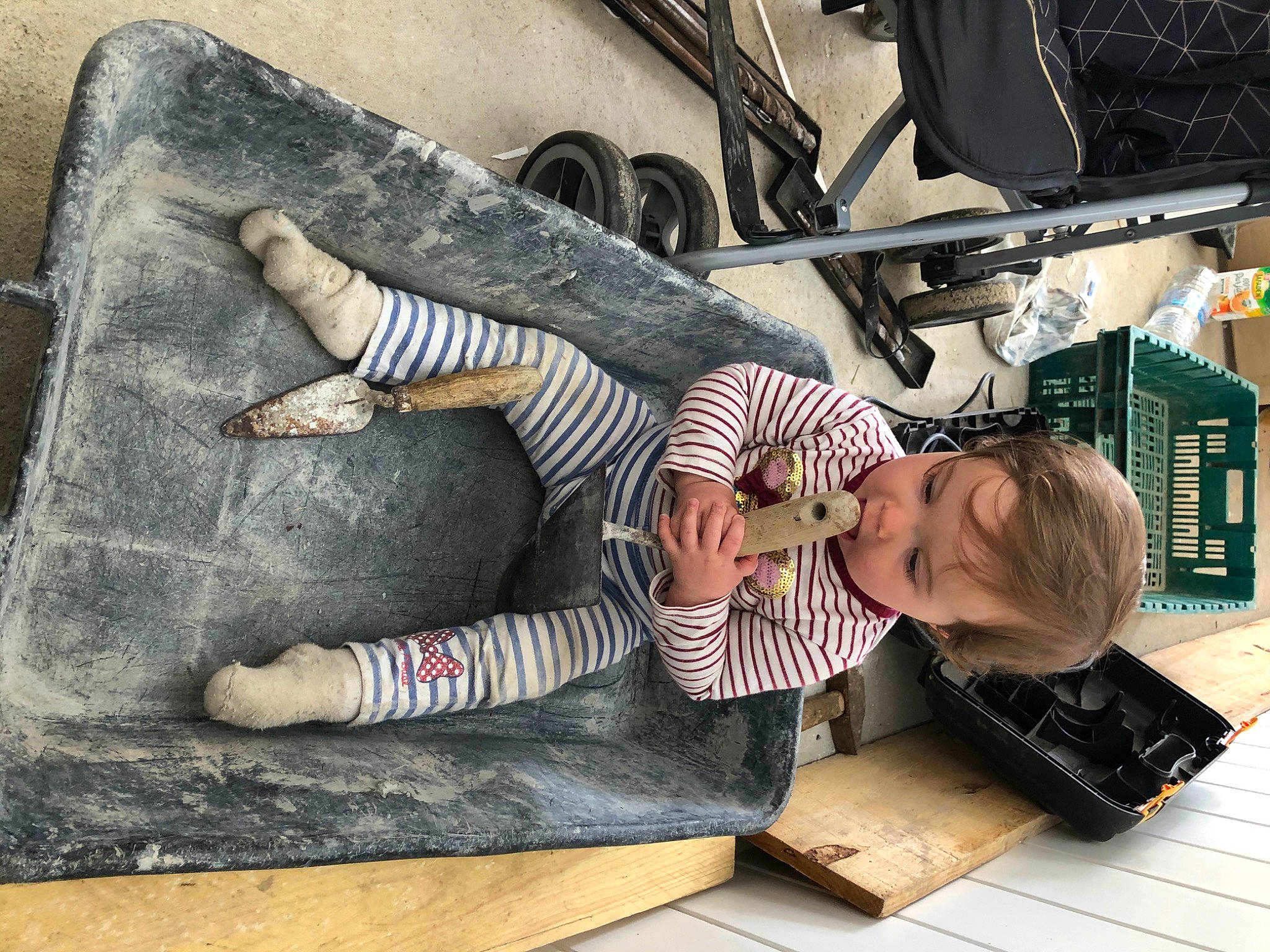 Léna participe au concours pour gagner de l'argent avec cette photo : auto_part, automotive_design, automotive_tire, automotive_wheel_system, bag, comfort, flooring, foot, headgear, human_leg, pattern, person, personal_protective_equipment, room, sandal, shoe, sitting, thigh, wood