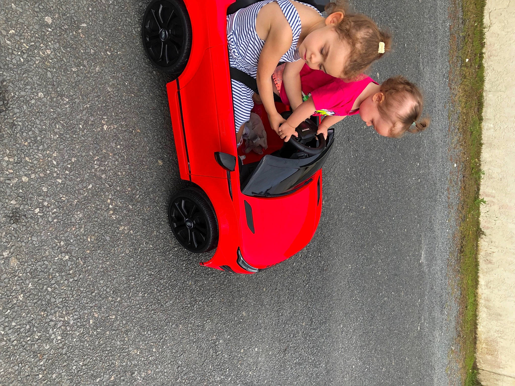 Léna participe au concours pour gagner de l'argent avec cette photo : asphalt, auto_part, automotive_design, automotive_exterior, automotive_tire, automotive_wheel_system, car, child, fender, leisure, motor_vehicle, person, recreation, rolling, tire, toddler, tree, vehicle, vehicle_door, wheel