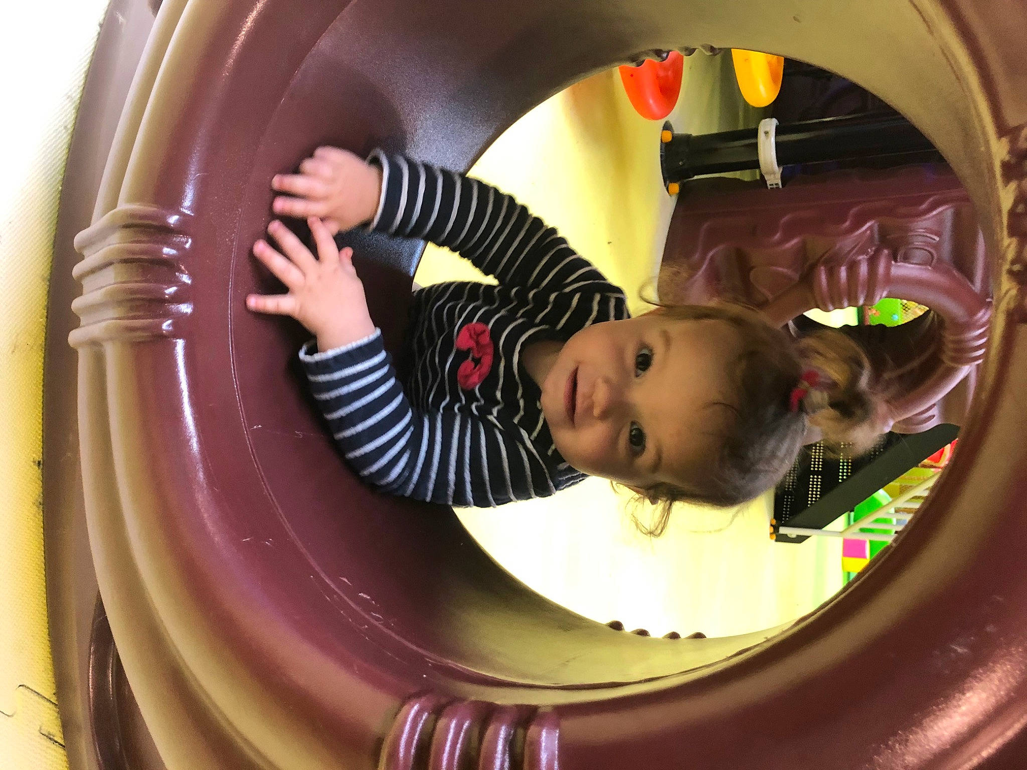 Léna participe au concours pour gagner de l'argent avec cette photo : auto_part, automotive_design, automotive_tire, automotive_wheel_system, baby, baby_toddler_clothing, child, circle, facial_expression, fun, human_body, leisure, motor_vehicle, organ, person, play, recreation, snapshot, toddler, window