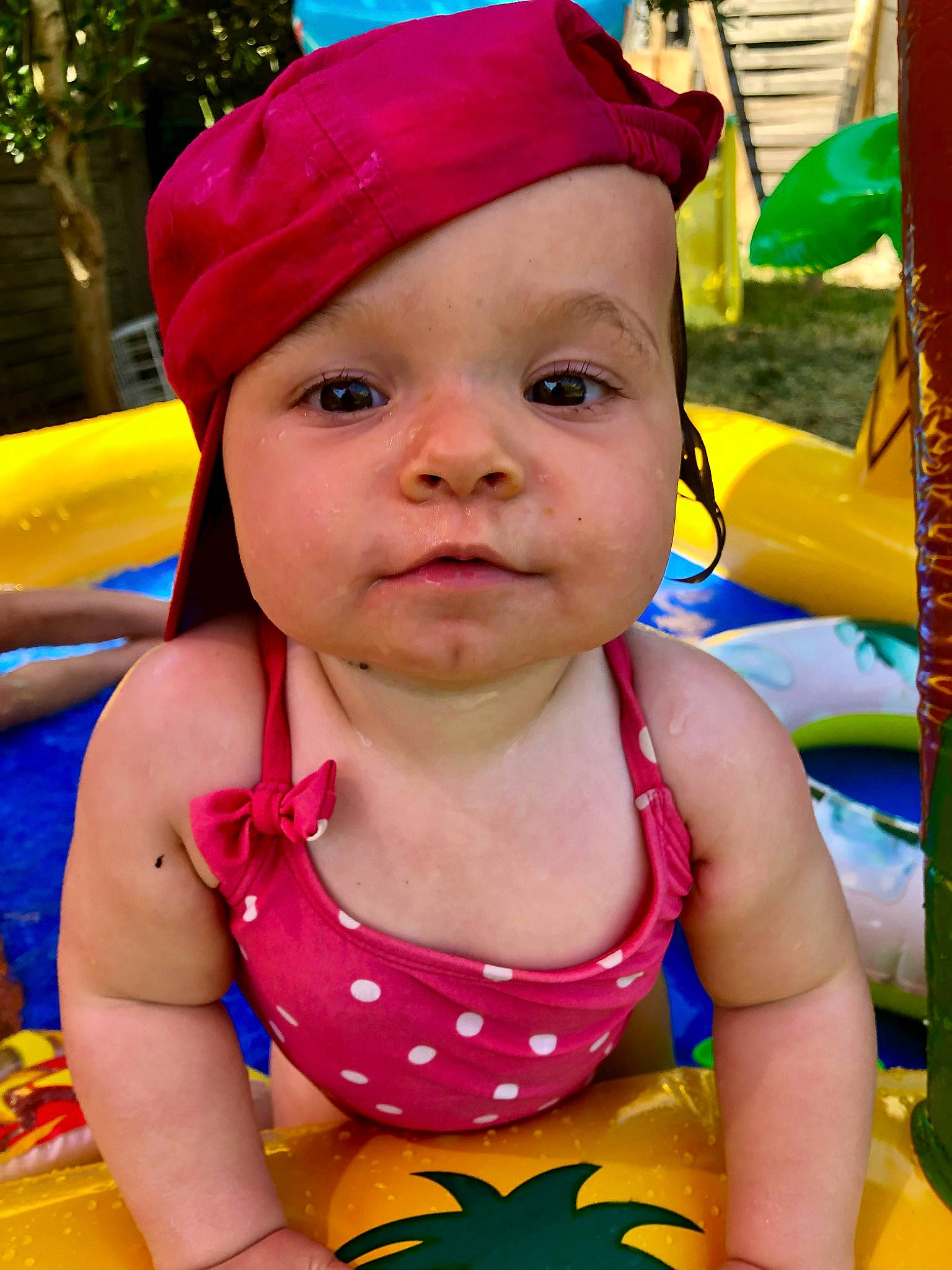 Léna a rejoint le concours — aidez-le/la à gagner de superbes lots ! beauty, blue, cap, child, costume_hat, event, face, facial_expression, fun, green, happy, headwear, leisure, magenta, person, pink, public_space, recreation, red, summer