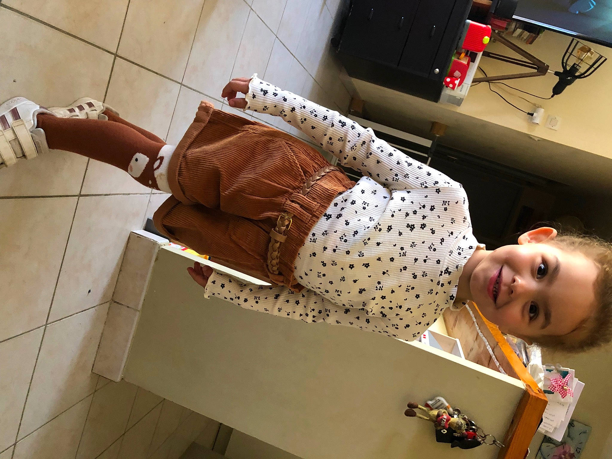 Kalie participe au concours pour gagner de l'argent avec cette photo : abdomen, arm, comfort, computer_keyboard, design, elbow, eyewear, fashion_design, flooring, fun, home_appliance, human_leg, joint, joy, knee, machine, person, room, smile, thigh