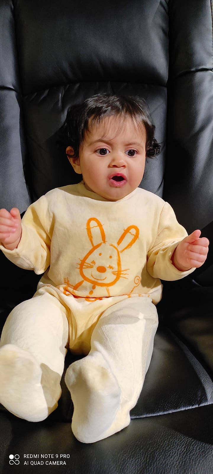 Jana a rejoint le concours — aidez-le/la à gagner de superbes lots ! baby, baby_toddler_clothing, chair, cheek, chin, comfort, eye, facial_expression, finger, gesture, hairstyle, happy, head, human, mammal, person, product, skin, sleeve, surprise