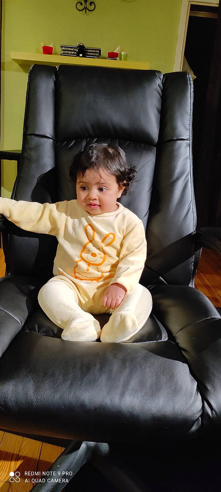 Jana participe au concours pour gagner de l'argent avec cette photo : armrest, auto_part, baby_toddler_clothing, car_seat, chair, child, comfort, face, facial_expression, fun, furniture, hairstyle, human_leg, lap, leisure, luxury_vehicle, person, room, sitting, smile