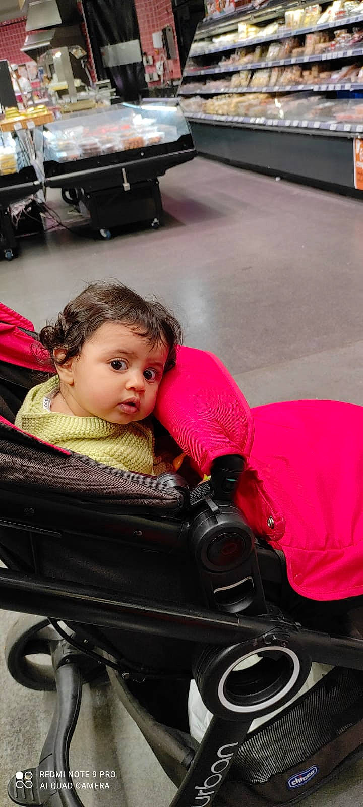 Jana participe au concours pour gagner de l'argent avec cette photo : auto_part, automotive_design, automotive_exterior, automotive_tire, baby, baby_carriage, baby_products, child, comfort, fun, magenta, motor_vehicle, person, plant, sitting, snapshot, surprise, tire, toddler, travel