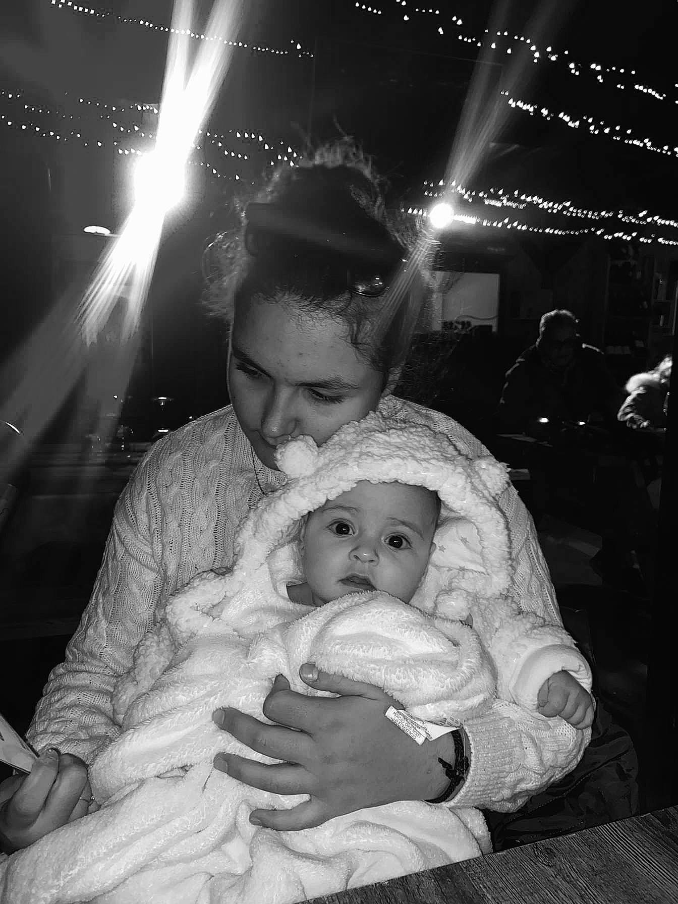 Héléna participe au concours pour gagner de l'argent avec cette photo : baby, black, black_and_white, cheek, eye, facial_expression, flash_photography, gesture, hairstyle, hand, happy, headwear, human, interaction, monochrome, monochrome_photography, organ, person, photograph, standing