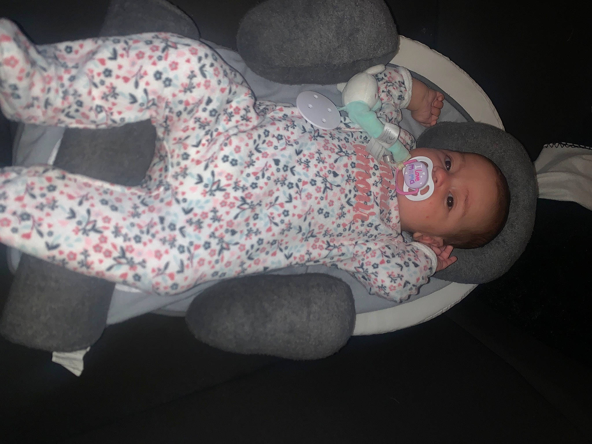 Héléna a rejoint le concours — aidez-le/la à gagner de superbes lots ! baby, baby_products, baby_toddler_clothing, child, comfort, finger, fun, hat, human_leg, knee, lap, linens, nap, pattern, person, room, sitting, sleeve, sock, thigh