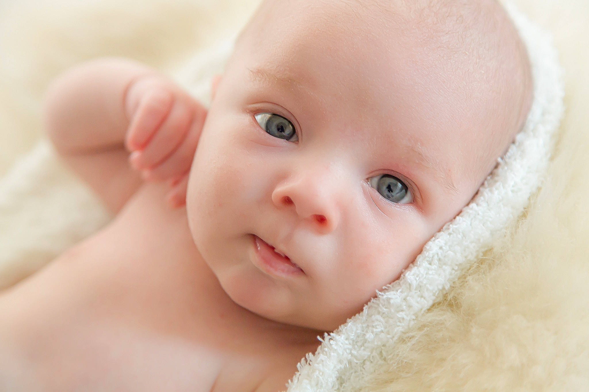 Eliott participe au concours pour gagner de l'argent avec cette photo : baby, baby_toddler_clothing, cheek, child, close_up, eye, eyebrow, eyelash, finger, gesture, happy, iris, lip, nail, nose, person, portrait_photography, skin, thumb, toddler