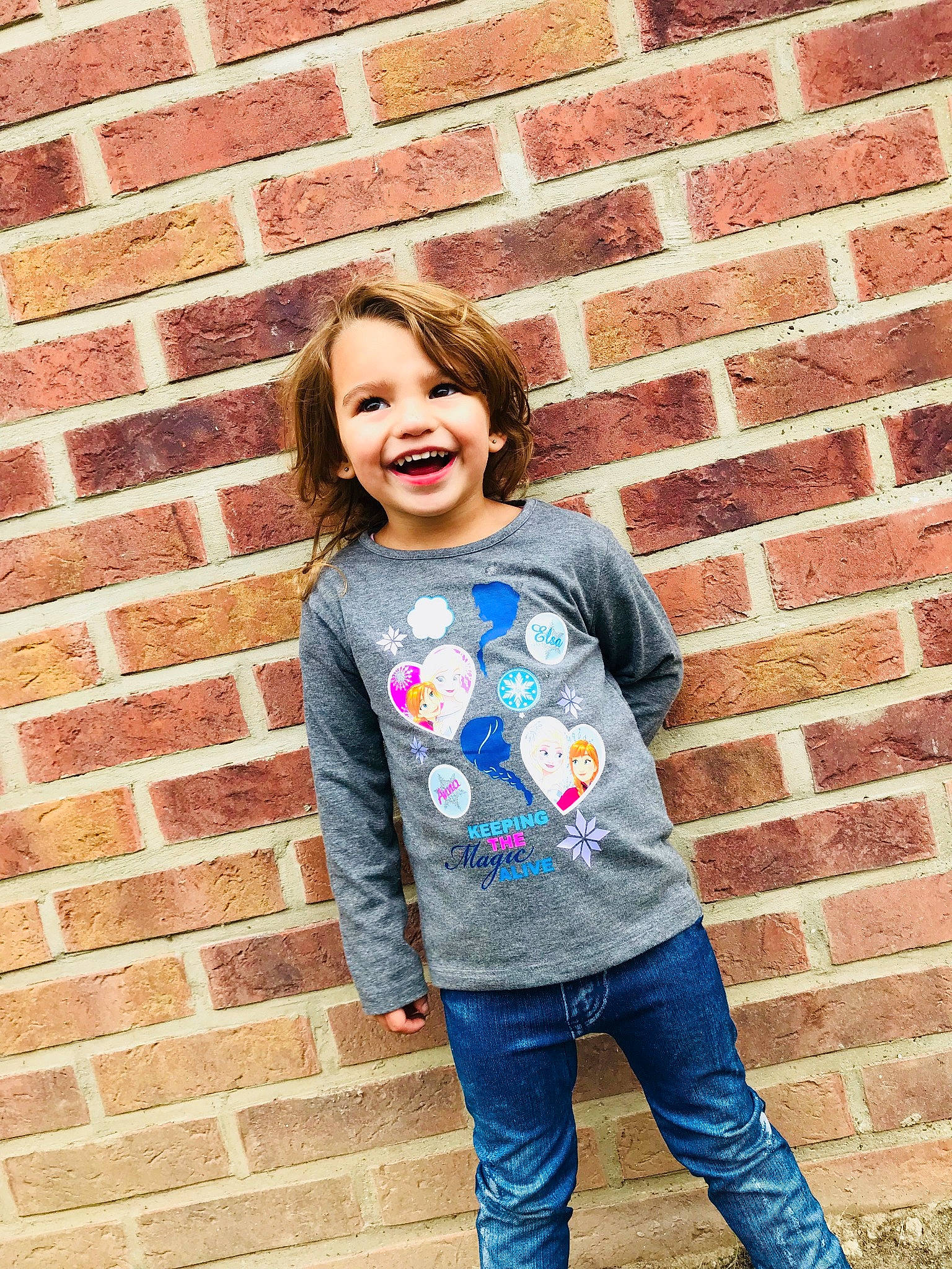 Jade participe au concours pour gagner de l'argent avec cette photo : child, clothing, denim, design, facial_expression, fun, girl, jeans, joy, outerwear, pattern, person, photograph, photography, shoulder, sleeve, smile, standing, sweater, t_shirt