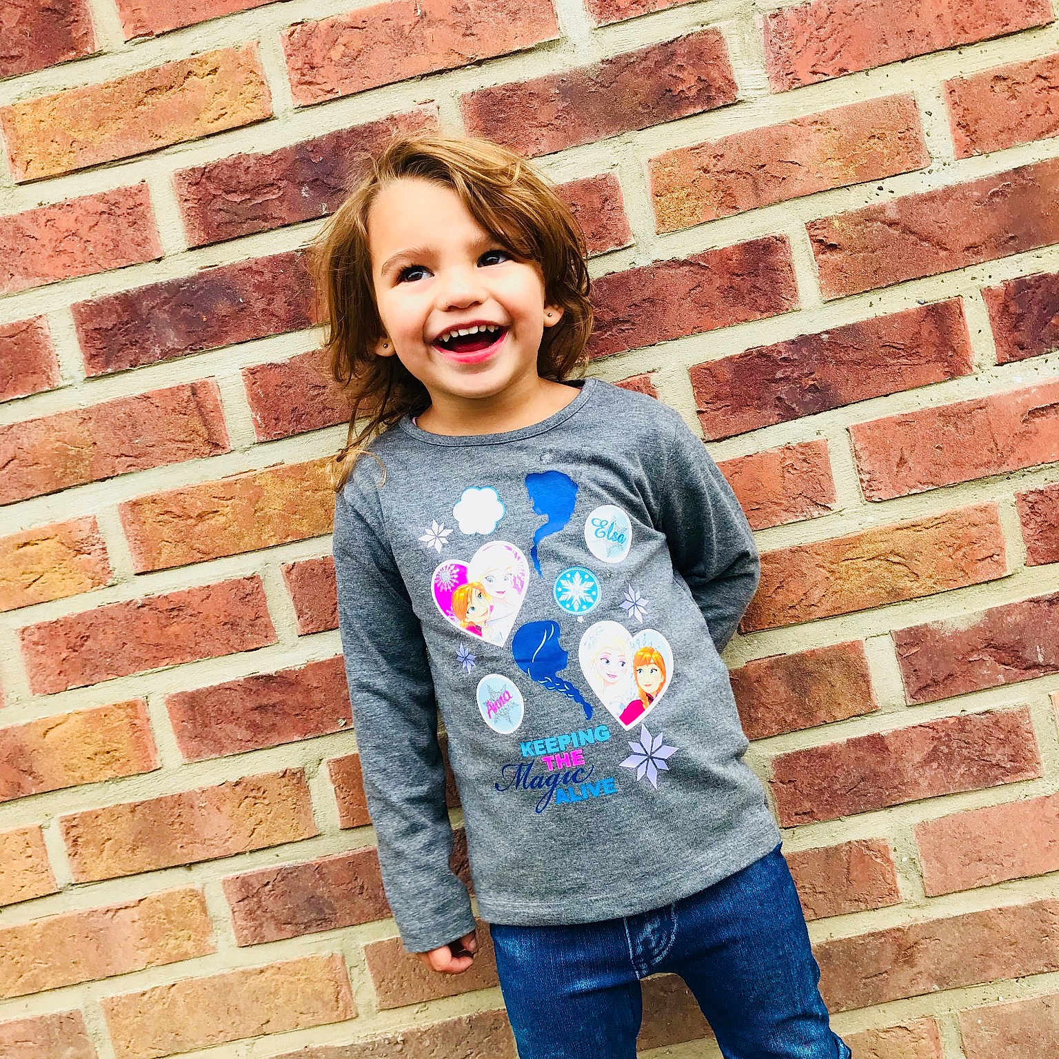 Jade participe au concours pour gagner de l'argent avec cette photo : child, clothing, denim, design, facial_expression, fun, girl, jeans, joy, outerwear, pattern, person, photograph, photography, shoulder, sleeve, smile, standing, sweater, t_shirt