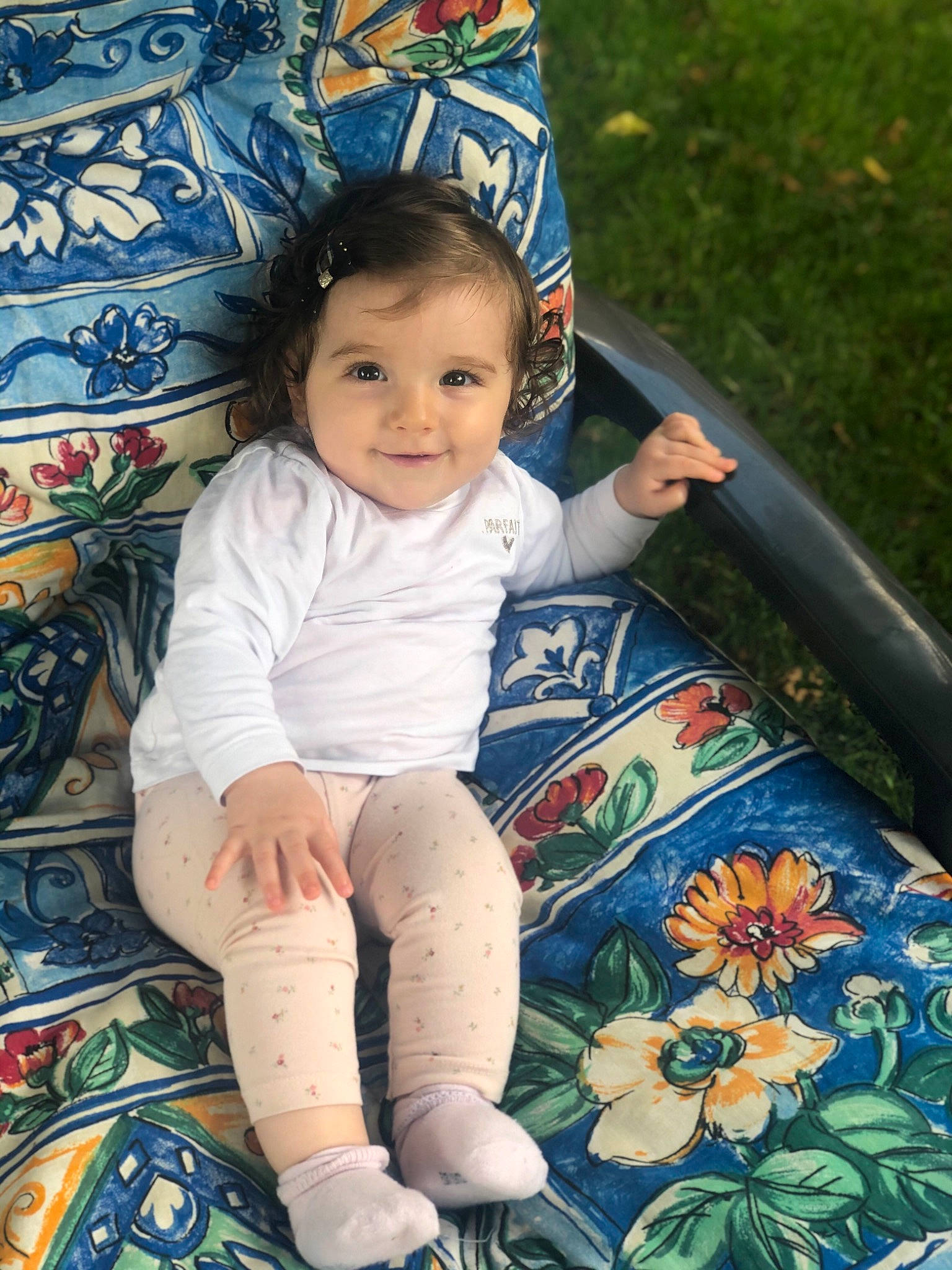 Rose a rejoint le concours — aidez-le/la à gagner de superbes lots ! baby, baby_toddler_clothing, cheek, cool, facial_expression, grass, hairstyle, happy, head, iris, joy, leaf, person, plant, product, skin, sleeve, smile, textile, thigh