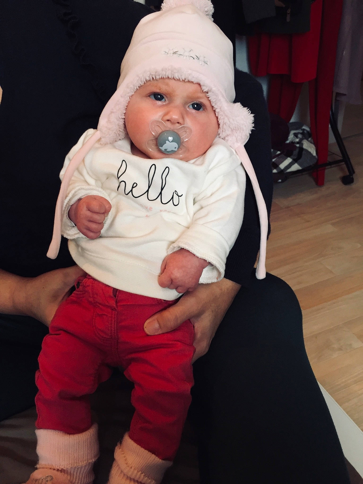 Ninon participe au concours pour gagner de l'argent avec cette photo : baby, beard, cheek, child, christmas, christmas_eve, costume, facial_hair, fictional_character, happy, headgear, headwear, holiday, human_body, lap, leg, person, santa_claus, skin, smile