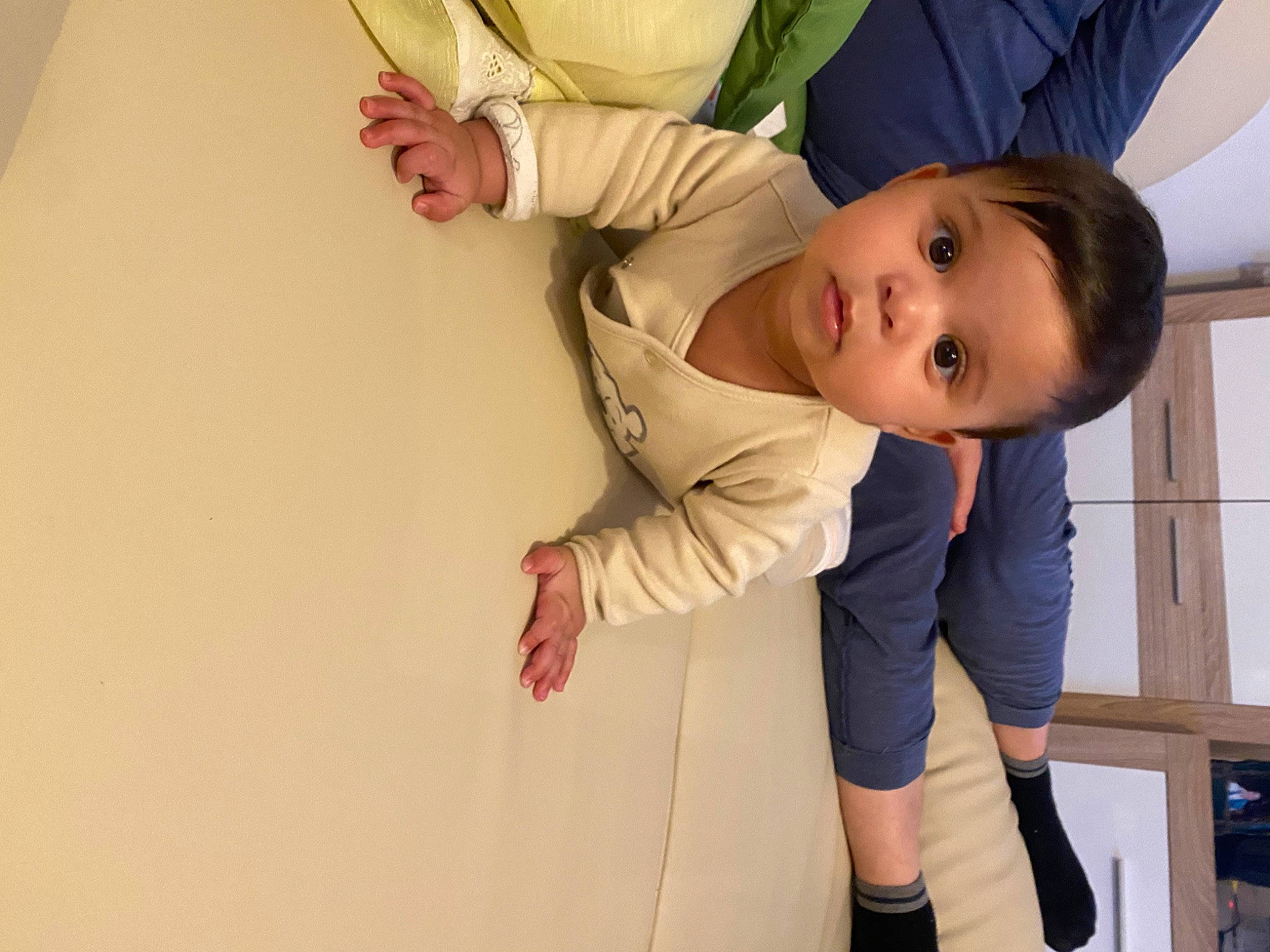 Stella a rejoint le concours — aidez-le/la à gagner de superbes lots ! baby, baby_toddler_clothing, child, comfort, elbow, eye, finger, fun, gesture, happy, joint, knee, leg, person, shoulder, sleeve, smile, thigh, thumb, toddler