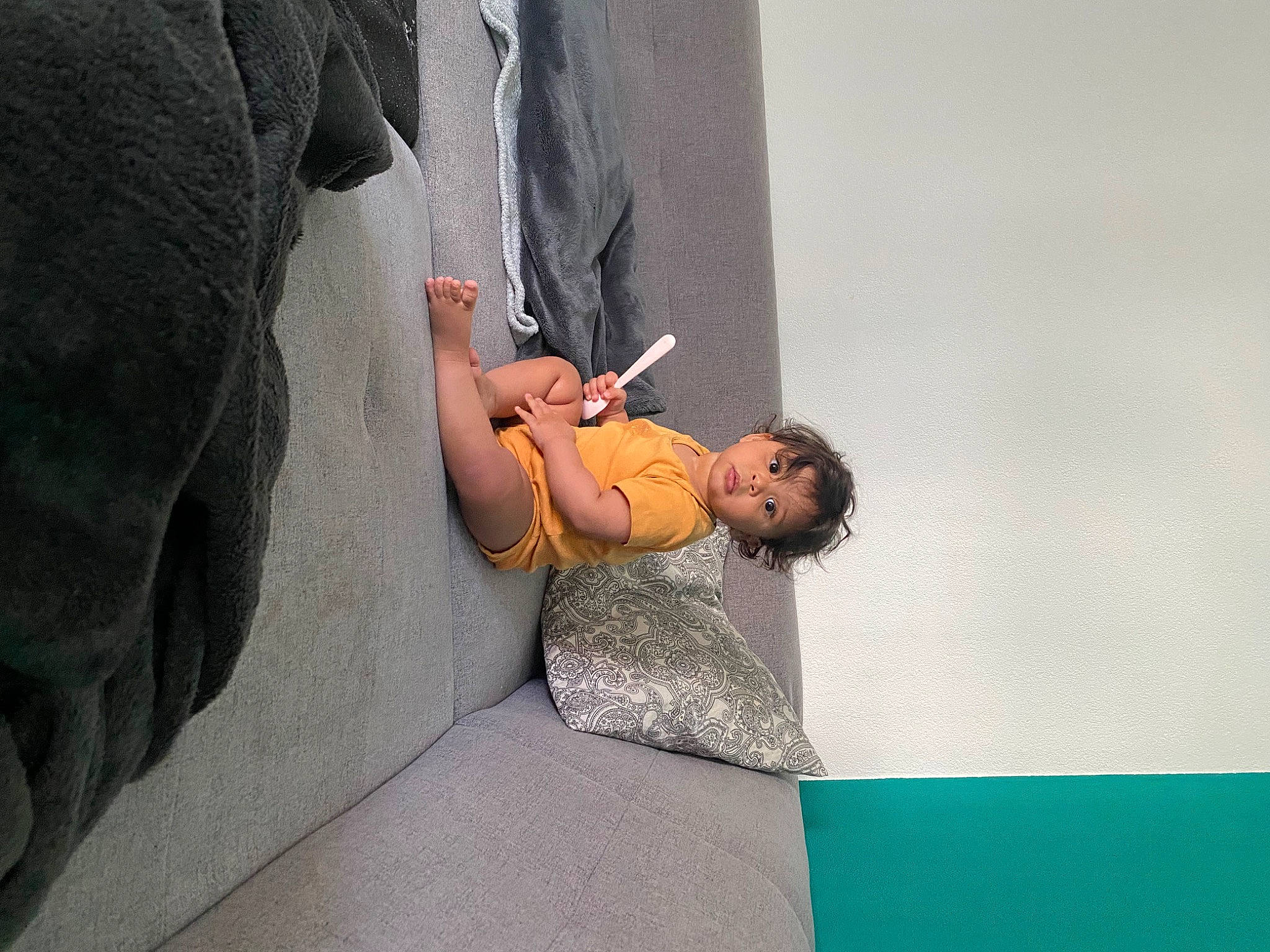 Stella participe au concours pour gagner de l'argent avec cette photo : art, baby, comfort, denim, elbow, eyewear, flooring, foot, grey, human_leg, knee, leisure, person, recreation, room, sitting, thigh, toddler, toy, visual_arts