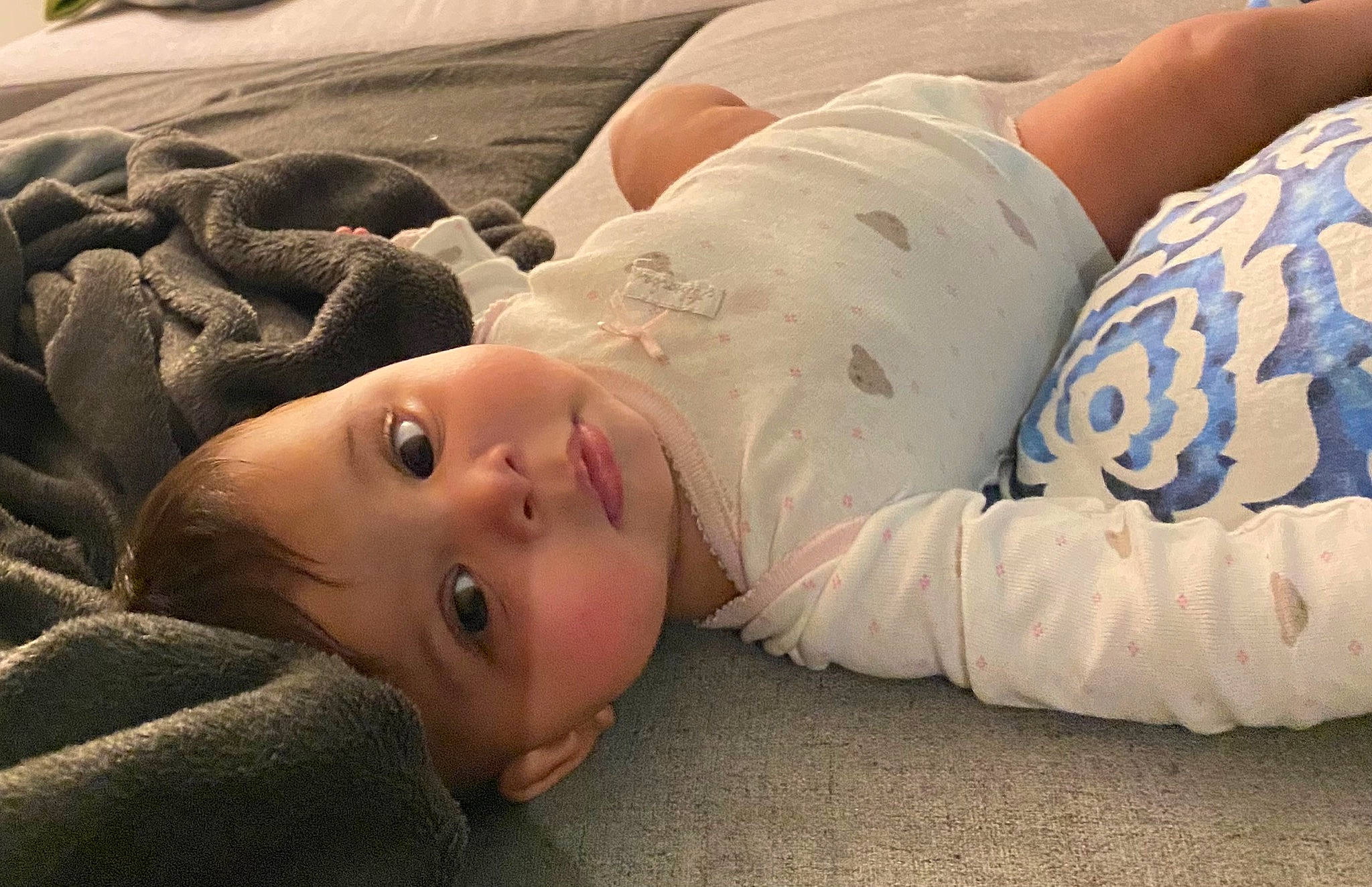 Stella a rejoint le concours — aidez-le/la à gagner de superbes lots ! baby, beach, bedding, bedtime, child, comfort, elbow, flooring, fur, gesture, grass, happy, human_leg, landscape, linens, person, sand, skin, textile, toddler