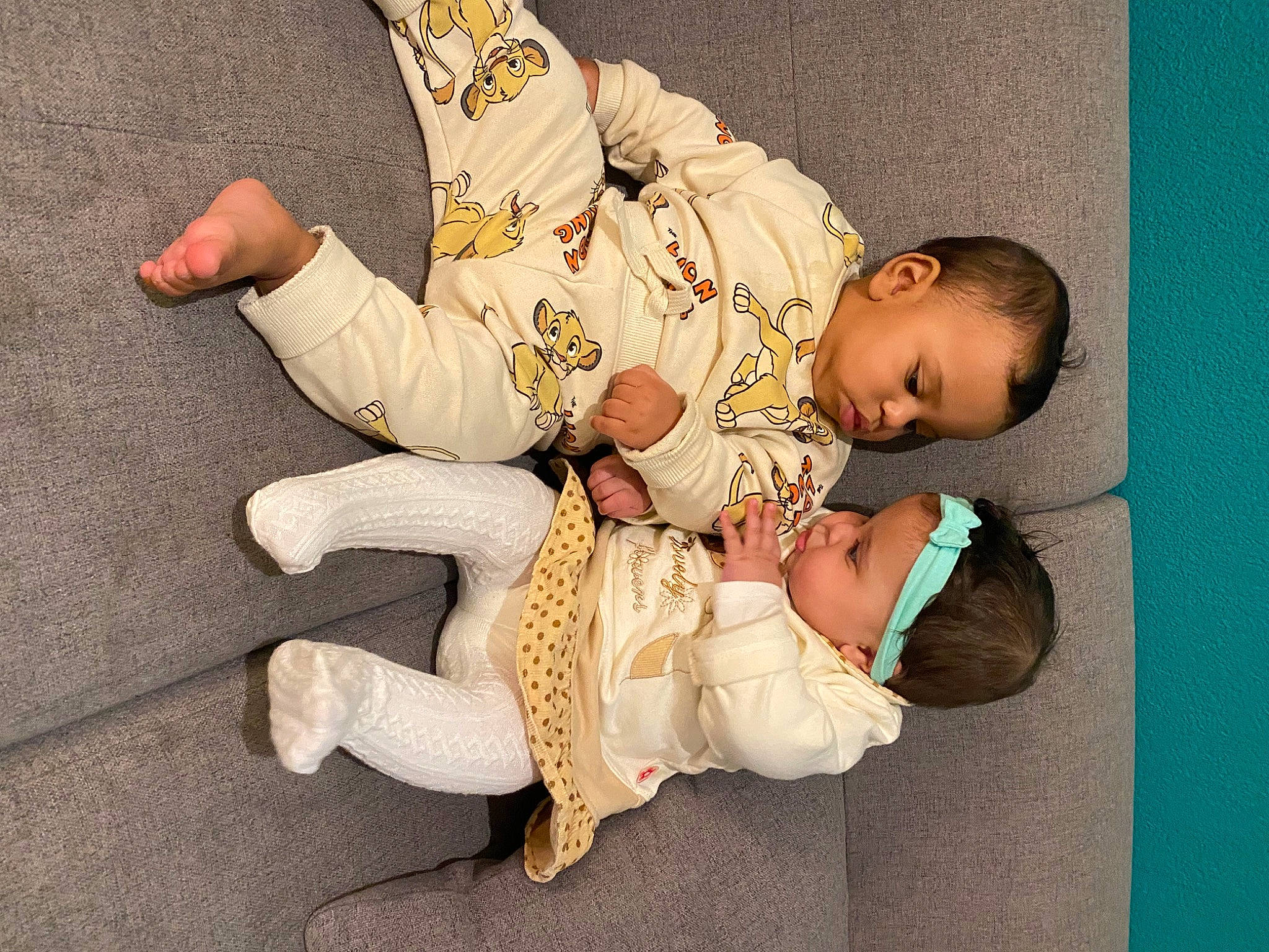 Stella a rejoint le concours — aidez-le/la à gagner de superbes lots ! baby, baby_sleeping, baby_toddler_clothing, child, comfort, face, finger, flooring, foot, fun, gesture, hand, happy, headwear, lap, leg, person, room, sitting, sleeve