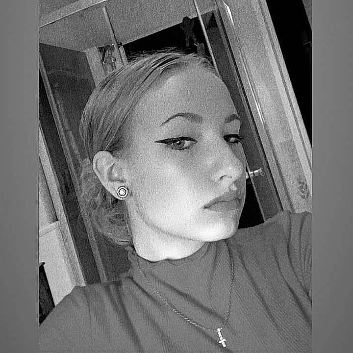 Mandhy a rejoint le concours — aidez-le/la à gagner de superbes lots ! beauty, black_and_white, blond, cheek, chin, ear, eye, eyebrow, face, forehead, hair, hairstyle, head, lip, monochrome, neck, nose, organ, person, photograph