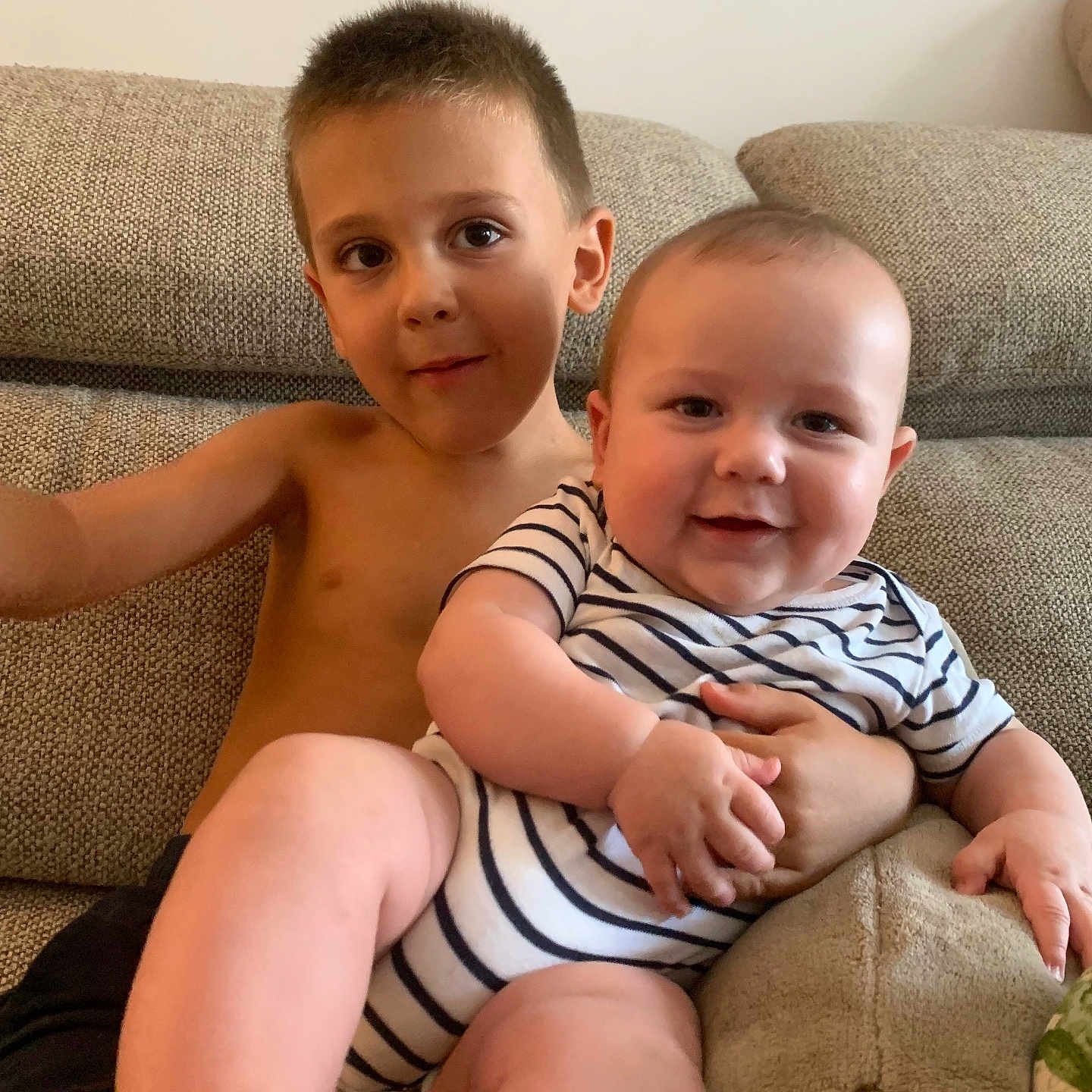 Gabriel a rejoint le concours — aidez-le/la à gagner de superbes lots ! baby, bare_chest, child, couch, cute, family, foot, furniture, happy, indoor, infant, living_room, person, portrait, relaxing, sibling, skin, smile, striped_clothing, young_child