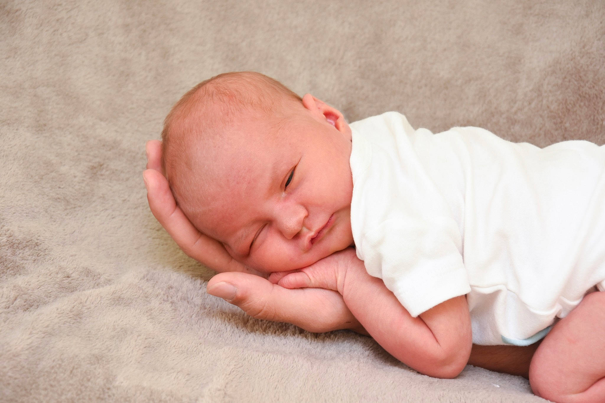 Anaya a rejoint le concours — aidez-le/la à gagner de superbes lots ! baby, baby_sleeping, child, hand, person, photography, portrait_photography, skin, sleep, toddler