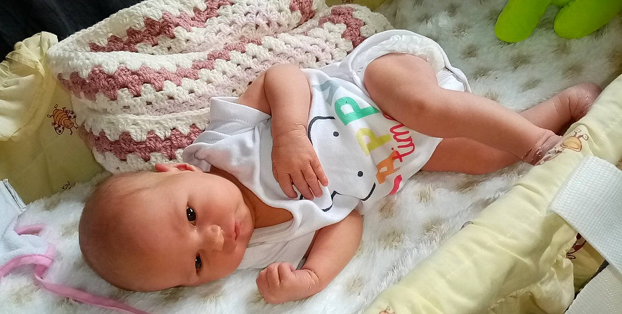 Anaya a rejoint le concours — aidez-le/la à gagner de superbes lots ! baby, baby_products, baby_sleeping, child, finger, headgear, person, product, toddler