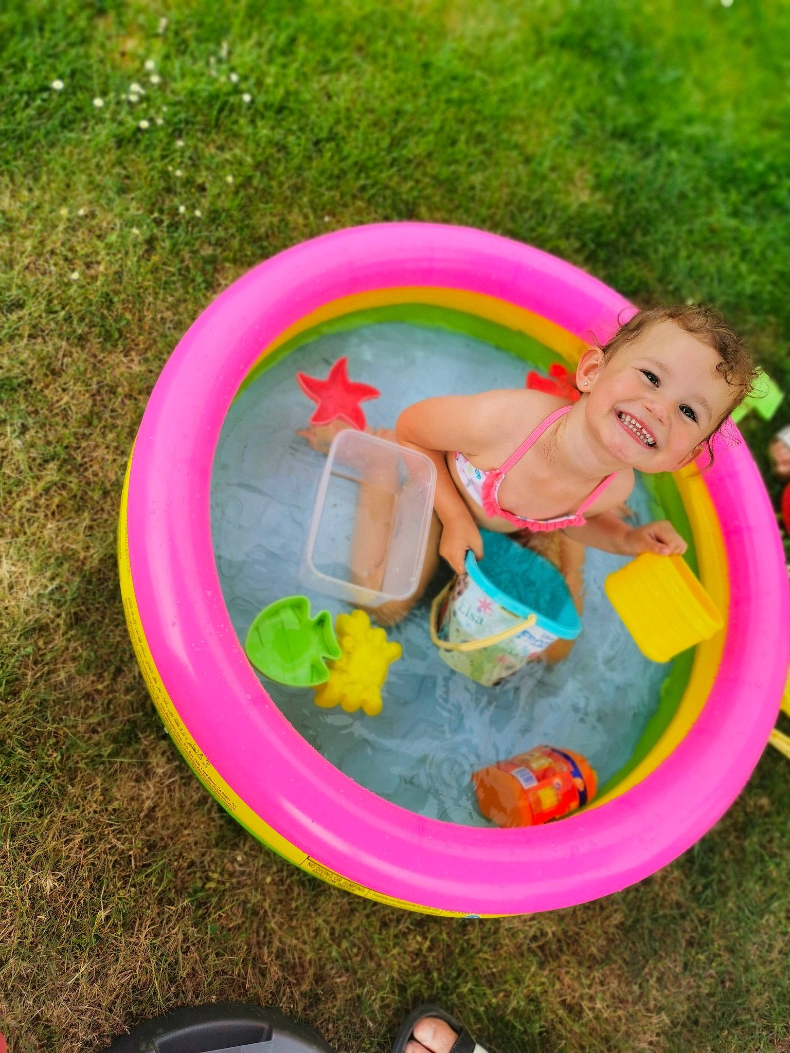 Andréa participe au concours pour gagner de l'argent avec cette photo : baby_toddler_clothing, child, circle, foot, fun, games, grass, happy, inflatable, joy, leisure, magenta, party_supply, people_in_nature, person, pink, play, recreation, smile, toddler