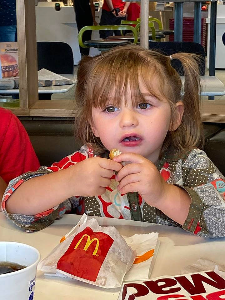 Mathilda a rejoint le concours — aidez-le/la à gagner de superbes lots ! carmine, chair, child, comfort_food, cuisine, drink, drinkware, eating, event, food, food_craving, fun, hairstyle, home_appliance, junk_food, person, sharing, sweetness, table, tableware