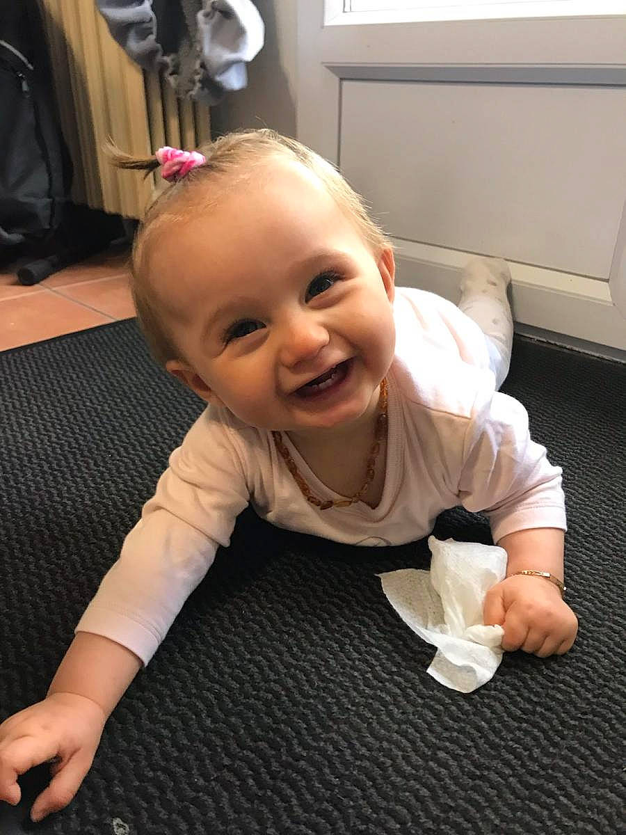 Mathilda a rejoint le concours — aidez-le/la à gagner de superbes lots ! arm, baby, cheek, child, crawling, finger, floor, flooring, head, joy, leg, person, play, sitting, skin, smile, technology, toddler