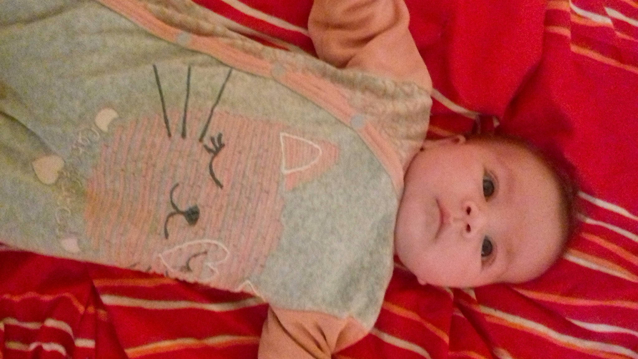 Izia participe au concours pour gagner de l'argent avec cette photo : baby, baby_toddler_clothing, cheek, comfort, eye, finger, human, iris, lip, mammal, mouth, nose, organ, people, person, pink, skin, sleeve, textile, vertebrate