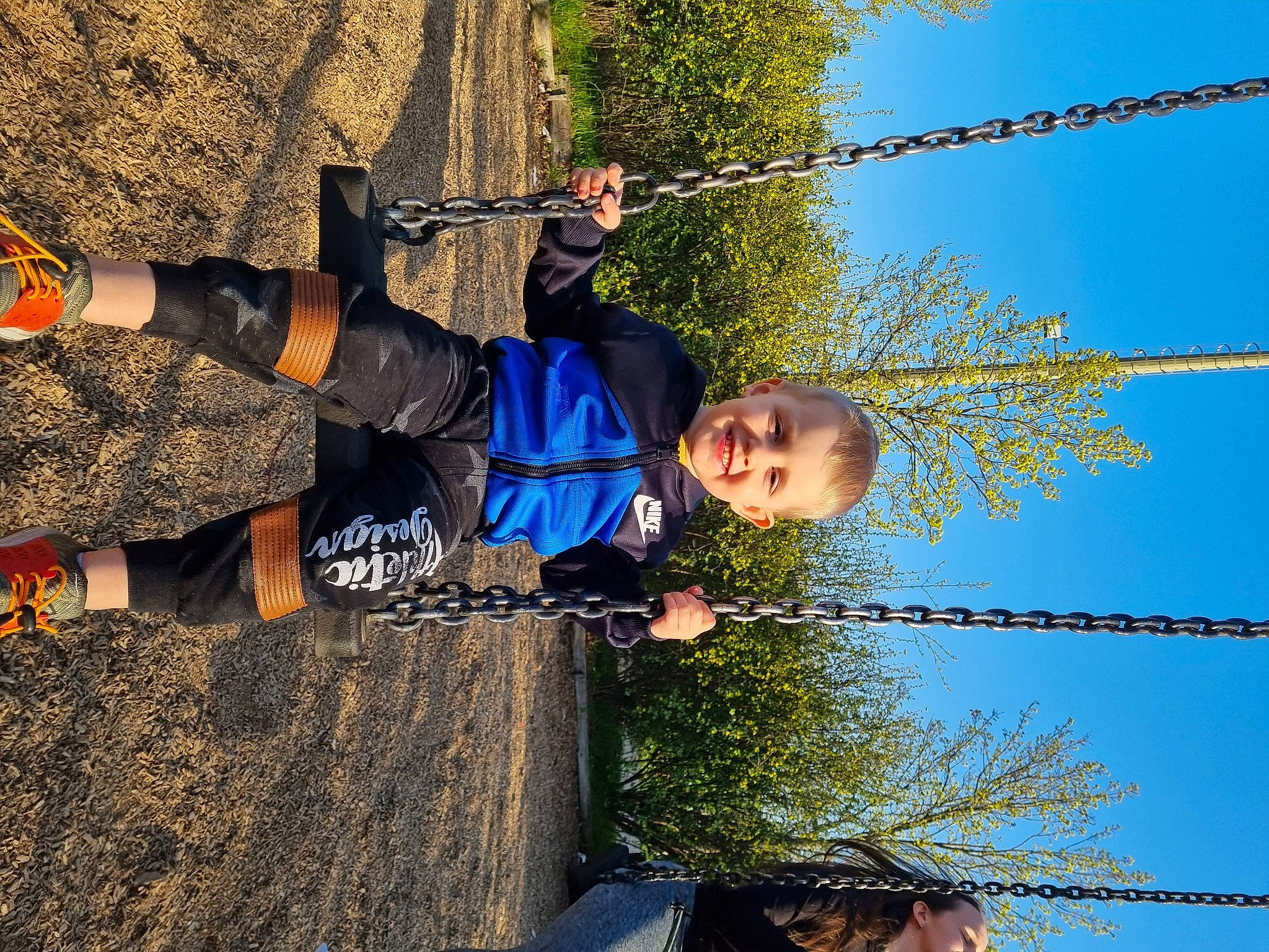 Eman participe au concours pour gagner de l'argent avec cette photo : adventure, branch, electric_blue, electricity, fun, happy, joy, leaf, leisure, line, nature, people_in_nature, person, plant, pole, recreation, rope, sky, toddler, travel
