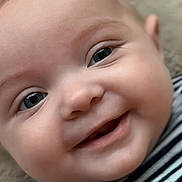 Simone a rejoint le concours — aidez-le/la à gagner de superbes lots ! baby, cheeks, child, close_up, cute, expression, eyes, face, happy, head, indoors, infant, joyful, person, portrait, skin, smile, soft_light, striped_clothing, young
