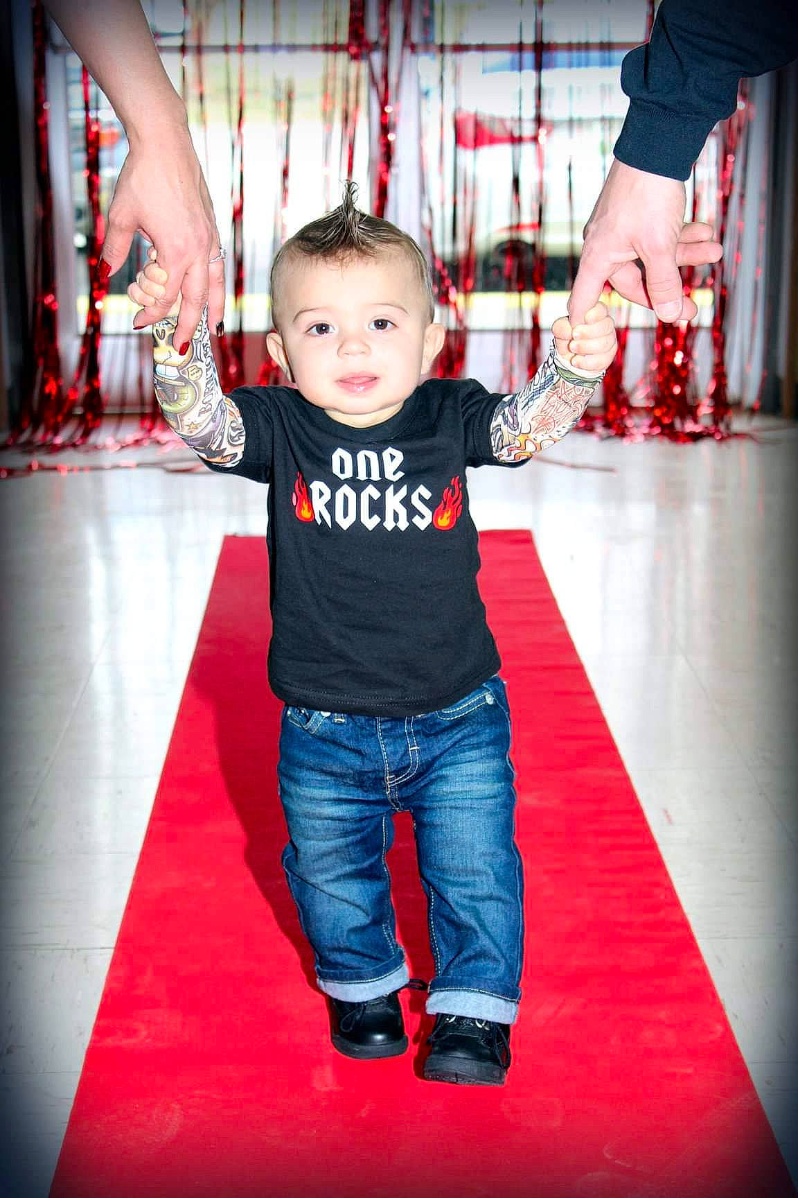 Titus is registered to the contest to win money with this photo: child, child_model, footwear, fun, jeans, leg, person, photography, red, shoe, standing, toddler