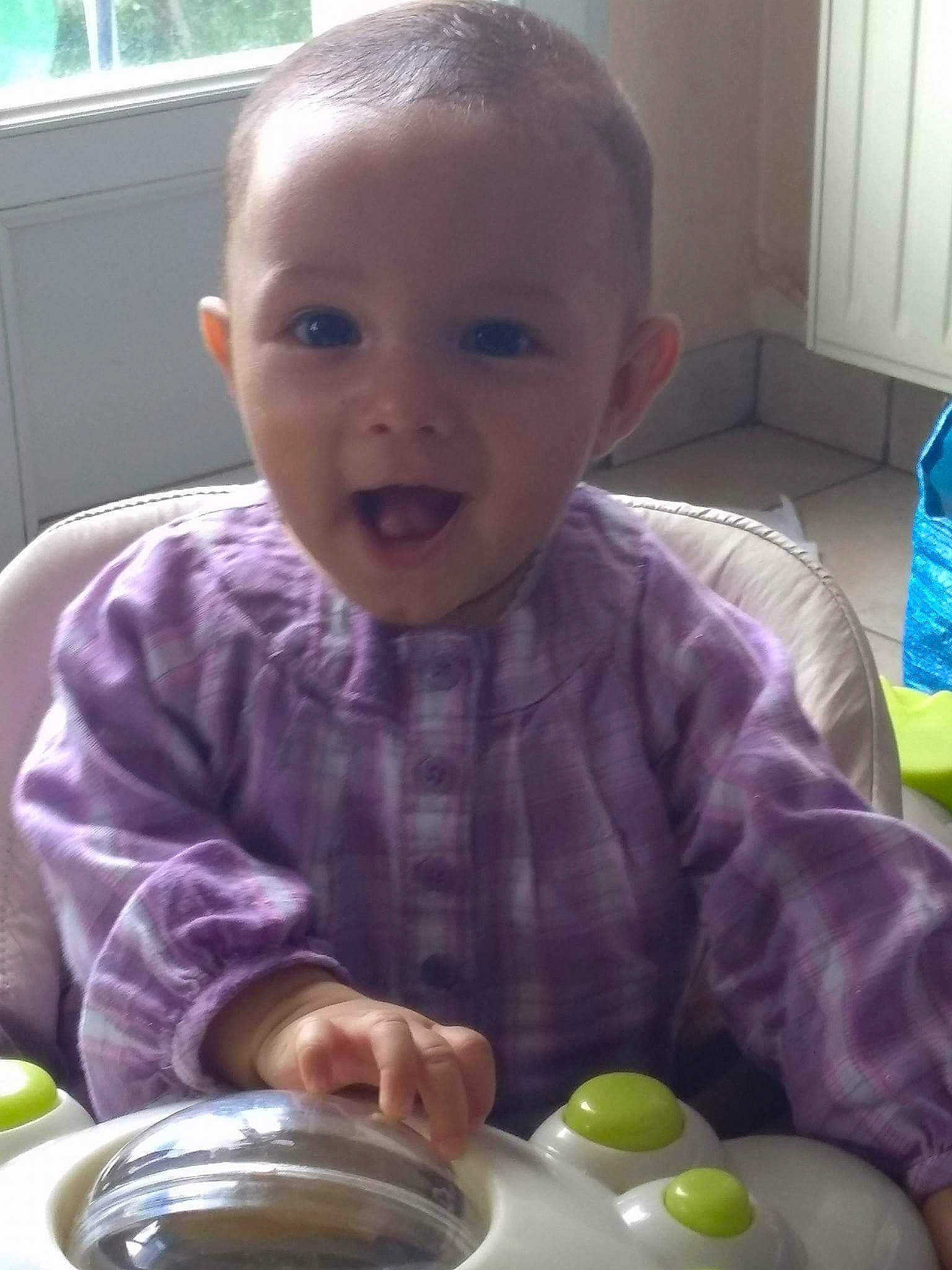 Assia a rejoint le concours — aidez-le/la à gagner de superbes lots ! baby_food, cheek, child, eating, eye, face, food, head, infant, person, play, skin, toddler