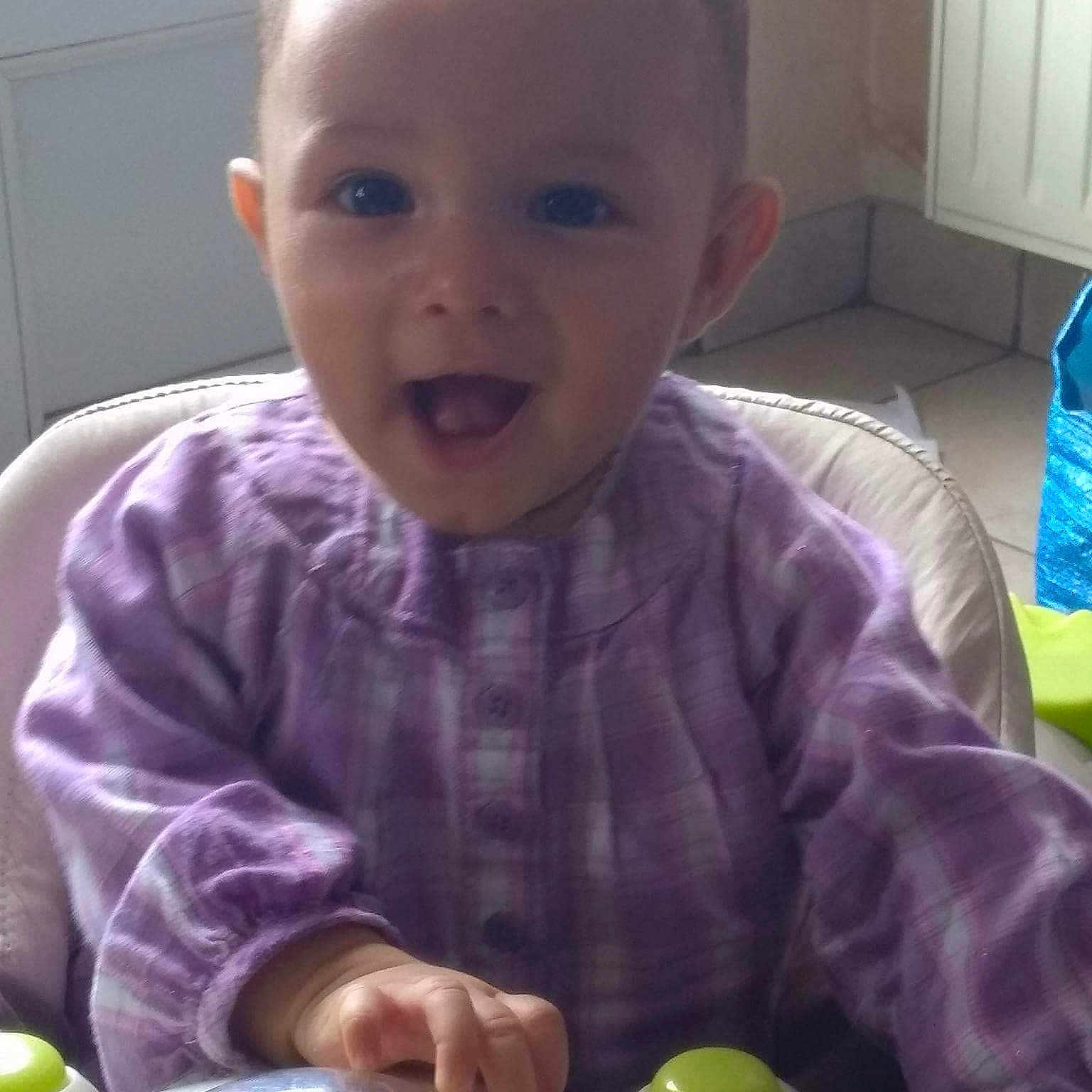 Assia a rejoint le concours — aidez-le/la à gagner de superbes lots ! baby_food, cheek, child, eating, eye, face, food, head, infant, person, play, skin, toddler