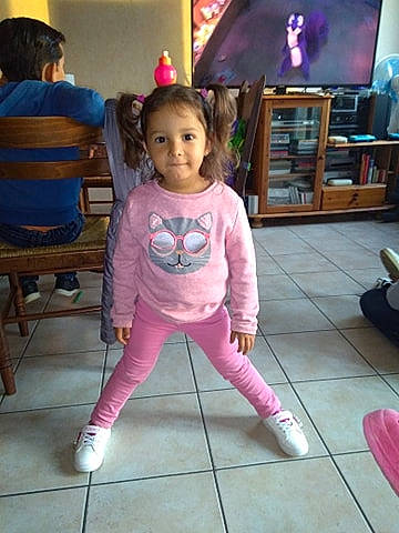 Assia a rejoint le concours — aidez-le/la à gagner de superbes lots ! baby_toddler_clothing, chair, child, event, floor, flooring, fun, happy, joint, led_backlit_lcd_display, leisure, magenta, person, purple, sitting, smile, snapshot, standing, television, television_set