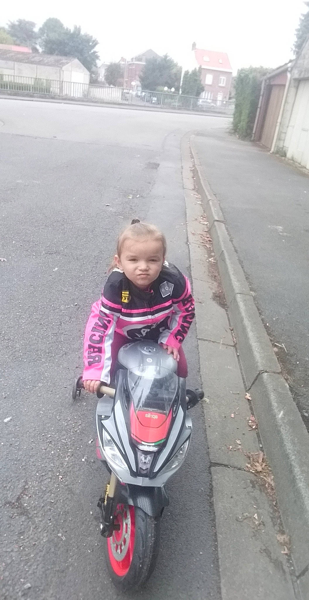 Emma participe au concours pour gagner de l'argent avec cette photo : asphalt, auto_part, automotive_wheel_system, baby, baby_carriage, baby_products, cycling, face, human_body, leisure, motor_vehicle, outdoor_recreation, person, personal_protective_equipment, recreation, road, road_surface, toddler, tree, vehicle