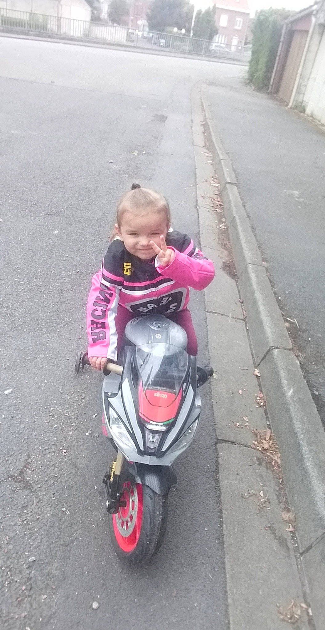 Emma participe au concours pour gagner de l'argent avec cette photo : asphalt, automotive_design, automotive_lighting, automotive_tire, automotive_wheel_system, baby, baby_carriage, fender, helmet, human_body, mode_of_transport, motor_vehicle, person, recreation, road, road_surface, sidewalk, tire, toddler, vehicle