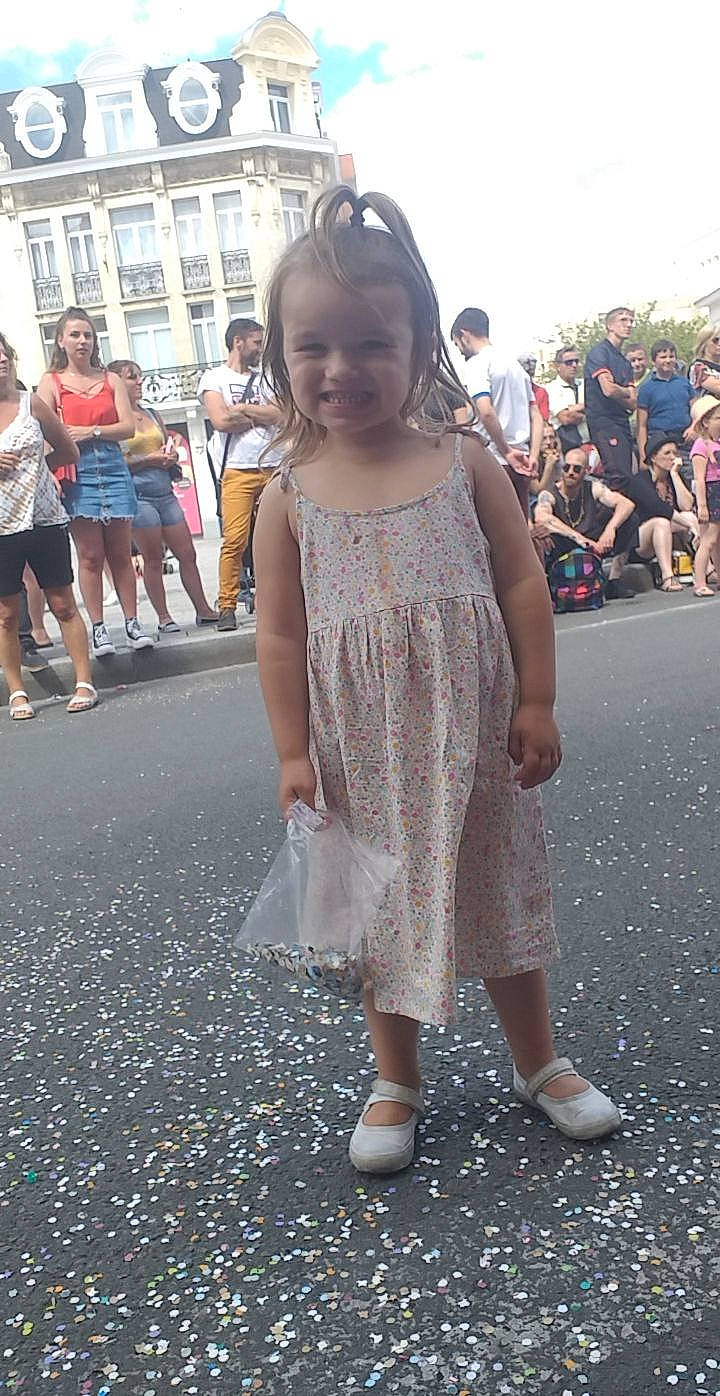 Emma a rejoint le concours — aidez-le/la à gagner de superbes lots ! asphalt, blurred, child, crowd, entertainment, event, fashion_design, footwear, fun, happy, head, human_leg, joy, leisure, person, public_event, recreation, road, smile, spring