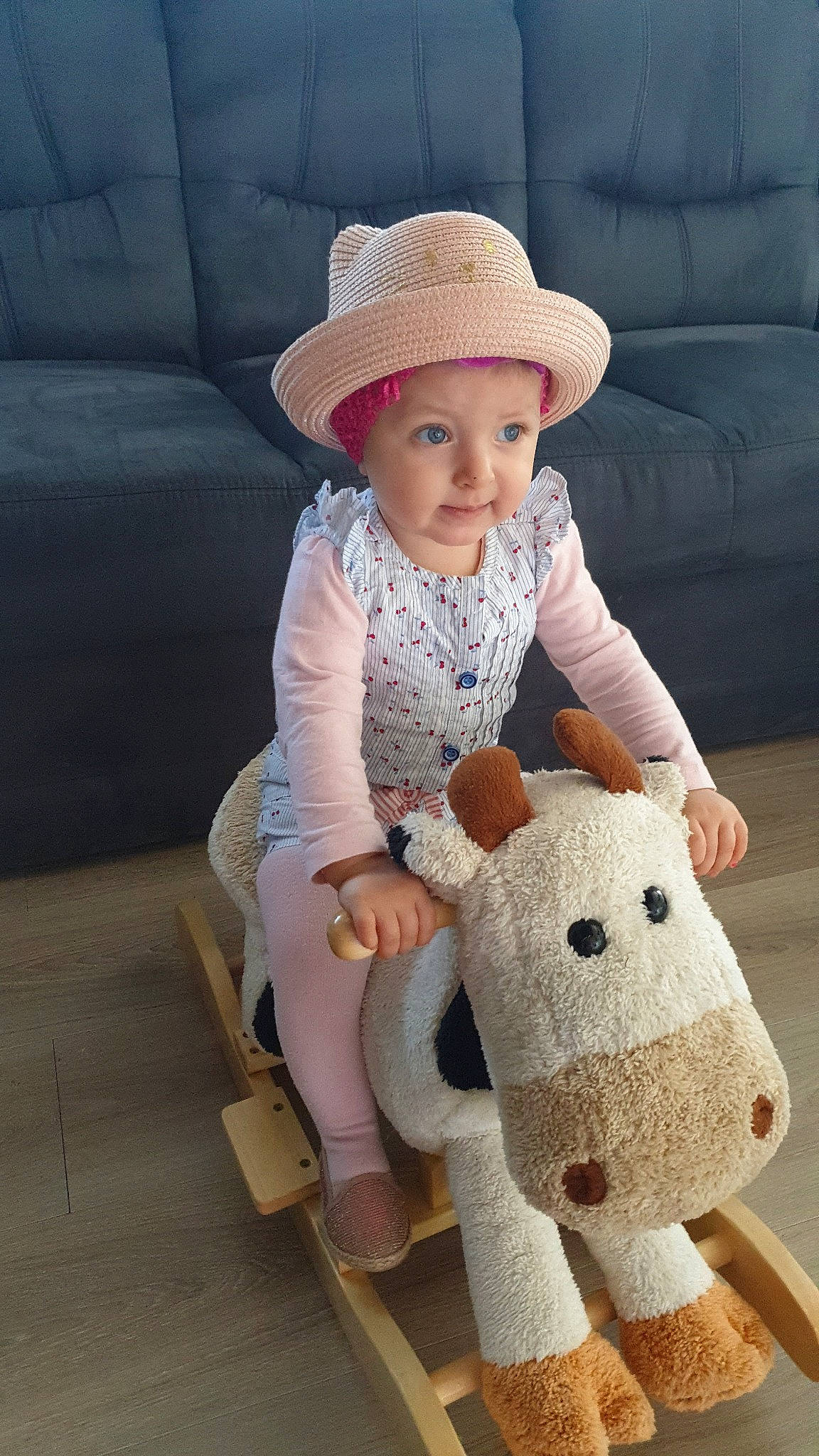 Medina participe au concours pour gagner de l'argent avec cette photo : baby, child, crochet, fawn, hat, headgear, headwear, person, stuffed_toy, toddler, toy, wool