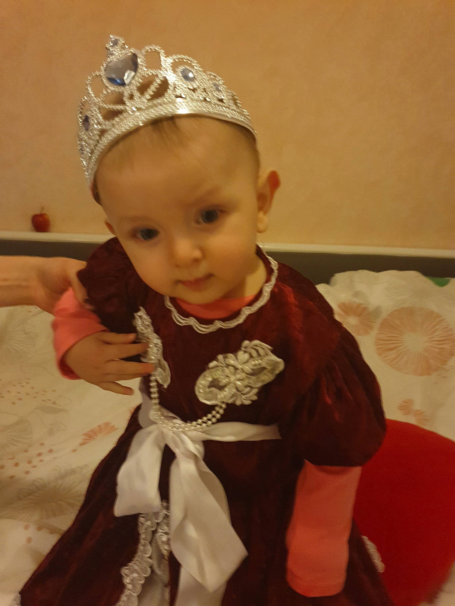 Medina participe au concours pour gagner de l'argent avec cette photo : child, crown, fashion_accessory, hair_accessory, headband, headgear, headpiece, person, toddler
