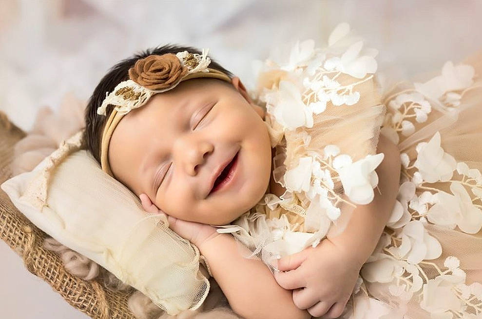 Valentina participe au concours pour gagner de l'argent avec cette photo : arm, baby, baby_sleeping, baby_toddler_clothing, cap, comfort, eye, flash_photography, gesture, hair_accessory, hand, happy, headband, headgear, headpiece, headwear, iris, jewellery, joy, person