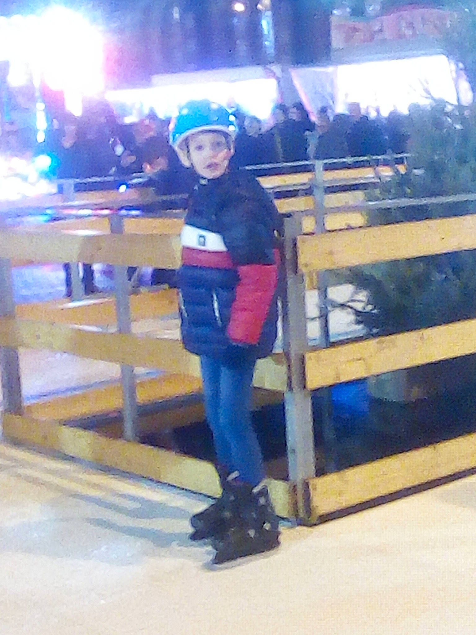 Corentin participe au concours pour gagner de l'argent avec cette photo : bicycle_helmet, boot, denim, electric_blue, fun, headwear, helmet, human_leg, jacket, knee, leisure, person, personal_protective_equipment, recreation, riding_boot, smile, sportswear, street_fashion, tree, winter