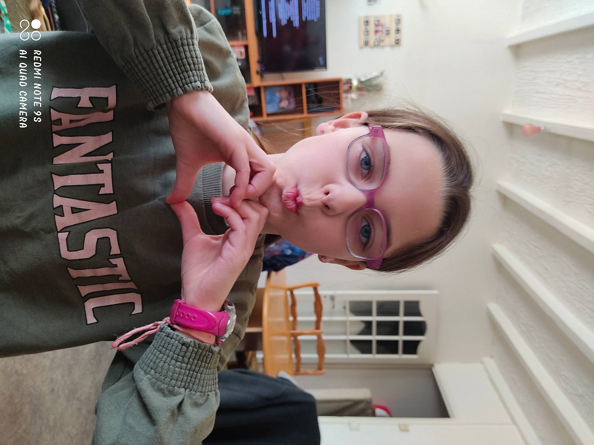 Daphné a rejoint le concours — aidez-le/la à gagner de superbes lots ! bangs, black_hair, bookcase, child, cool, doll, elbow, eyelash, eyewear, fashion_design, finger, gesture, person, pink, shelf, shelving, sleeve, street_fashion, window, wood