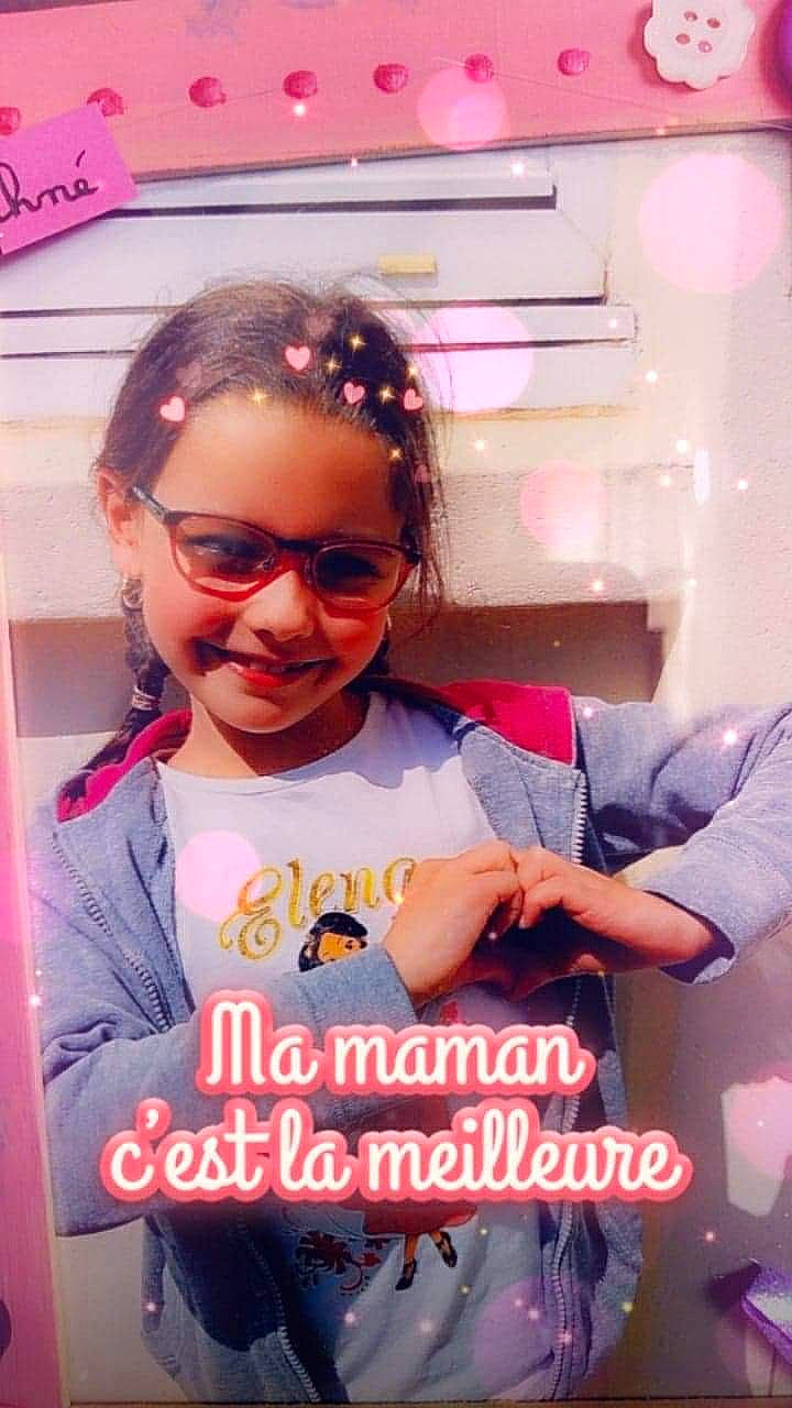 Daphné participe au concours pour gagner de l'argent avec cette photo : advertising, child, cool, event, eyewear, font, fun, happy, joy, leisure, magenta, mouth, person, photo_caption, pink, play, room, smile, snapshot, t_shirt