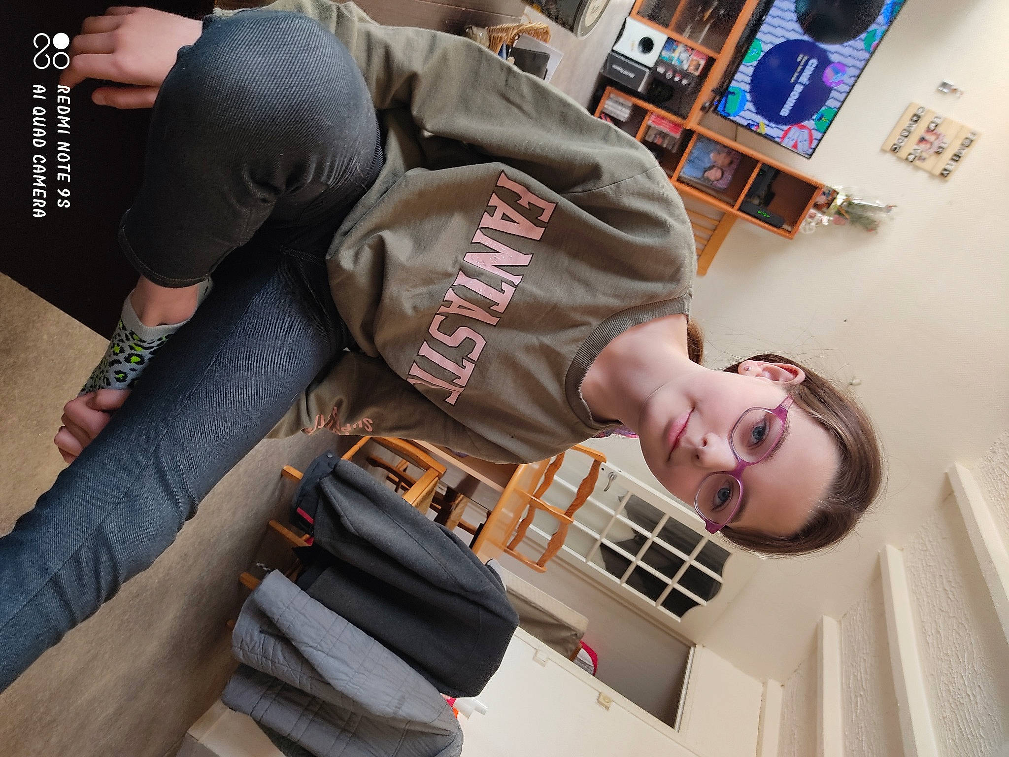 Daphné participe au concours pour gagner de l'argent avec cette photo : automotive_design, chair, comfort, denim, elbow, eyewear, fashion, fashion_design, flooring, font, fun, hand, human_leg, joy, knee, person, room, sitting, sportswear, street_fashion