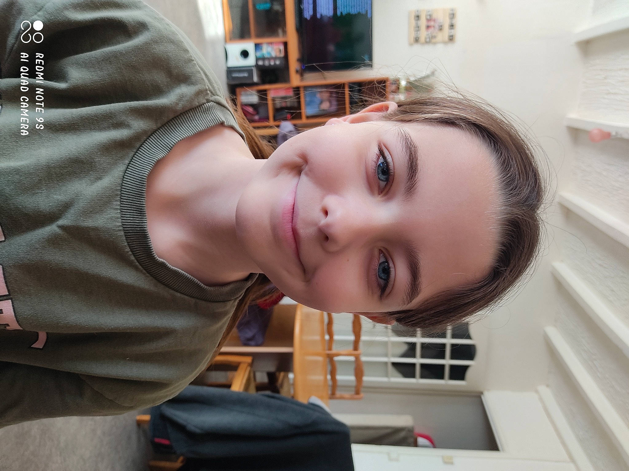 Daphné participe au concours pour gagner de l'argent avec cette photo : black_hair, chin, eye, eyebrow, eyelash, face, facial_expression, forehead, hairstyle, jaw, joint, joy, lip, mouth, neck, nose, person, shoulder, skin, sleeve