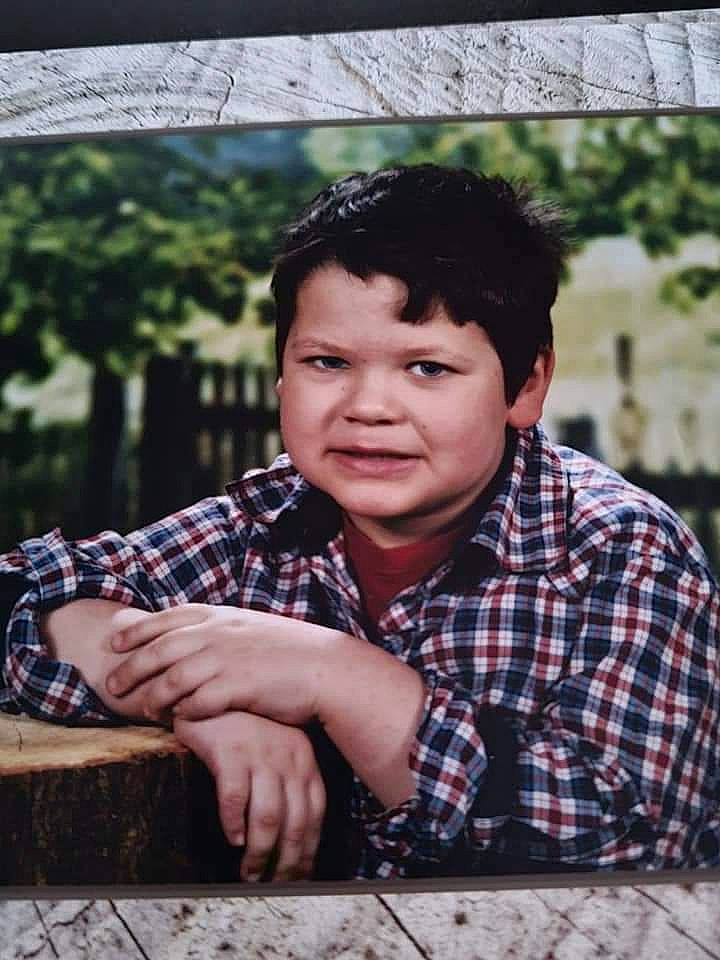 Aleandro a rejoint le concours — aidez-le/la à gagner de superbes lots ! child, cool, dress_shirt, flash_photography, fun, grass, happy, leisure, pattern, people_in_nature, person, plaid, plant, recreation, shirt, sitting, soil, t_shirt, tartan, tree