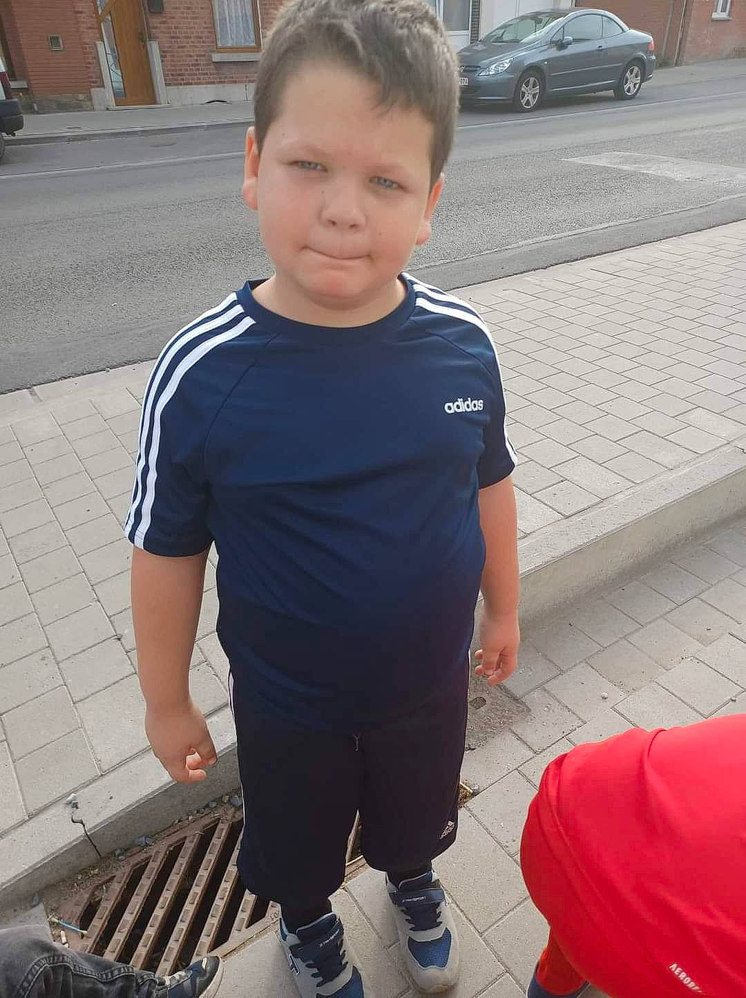 Aleandro participe au concours pour gagner de l'argent avec cette photo : asphalt, child, cool, electric_blue, face, flooring, hairstyle, joint, leisure, person, photograph, shoulder, sidewalk, sleeve, sportswear, sweatpant, t_shirt, thigh, toddler, travel