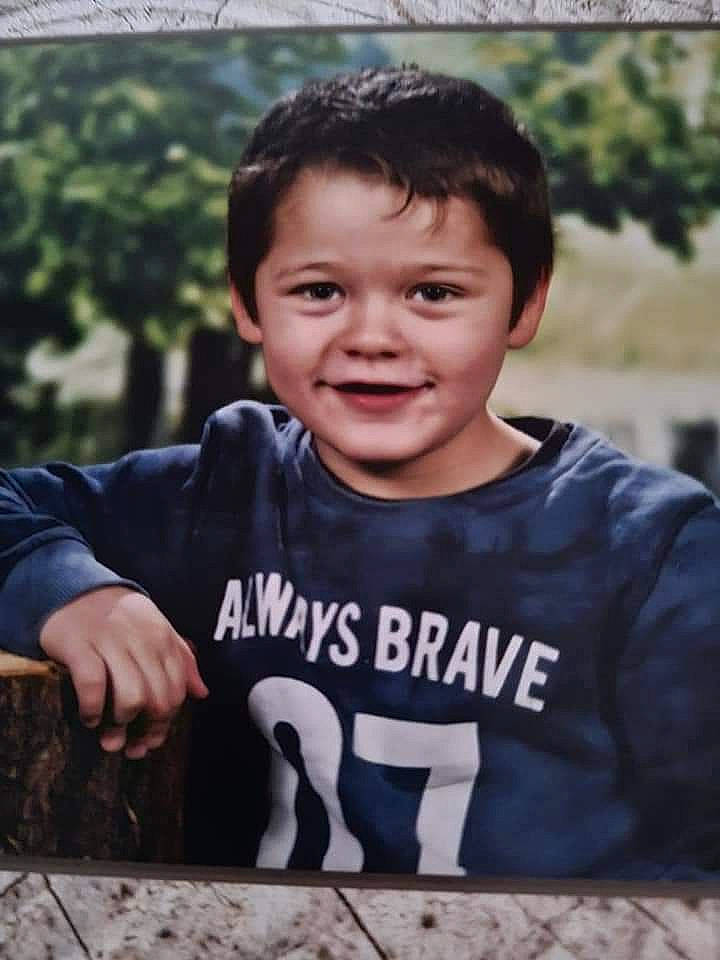 Diego participe au concours pour gagner de l'argent avec cette photo : child, face, facial_expression, fun, gesture, grass, happy, joy, laugh, leisure, person, play, portrait_photography, recreation, sitting, sleeve, smile, soil, t_shirt, toddler