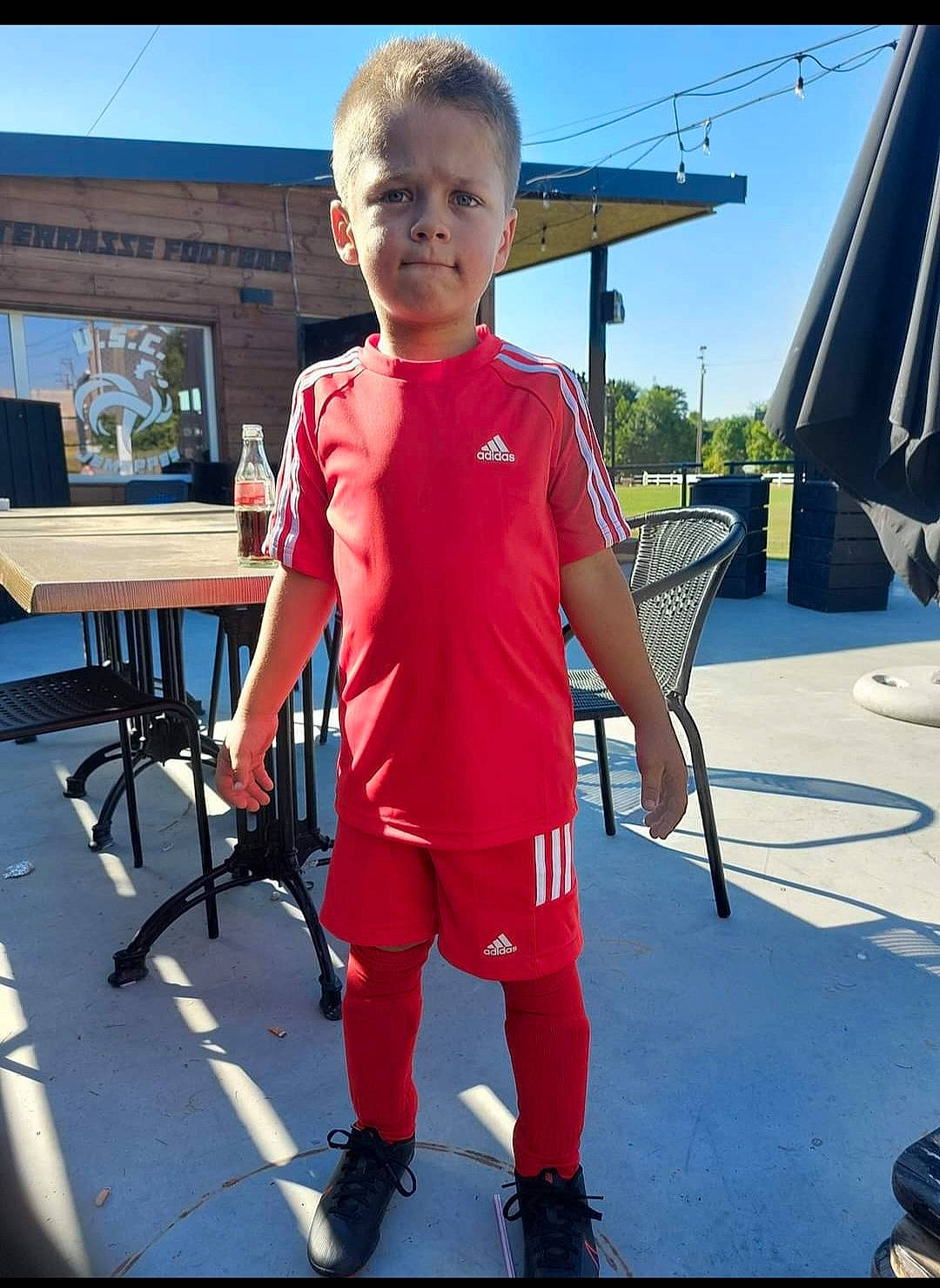 Diego participe au concours pour gagner de l'argent avec cette photo : carmine, chair, child, electric_blue, event, flooring, fun, happy, leisure, person, recreation, sitting, sky, sleeve, t_shirt, table, toddler, tourism, travel, vacation