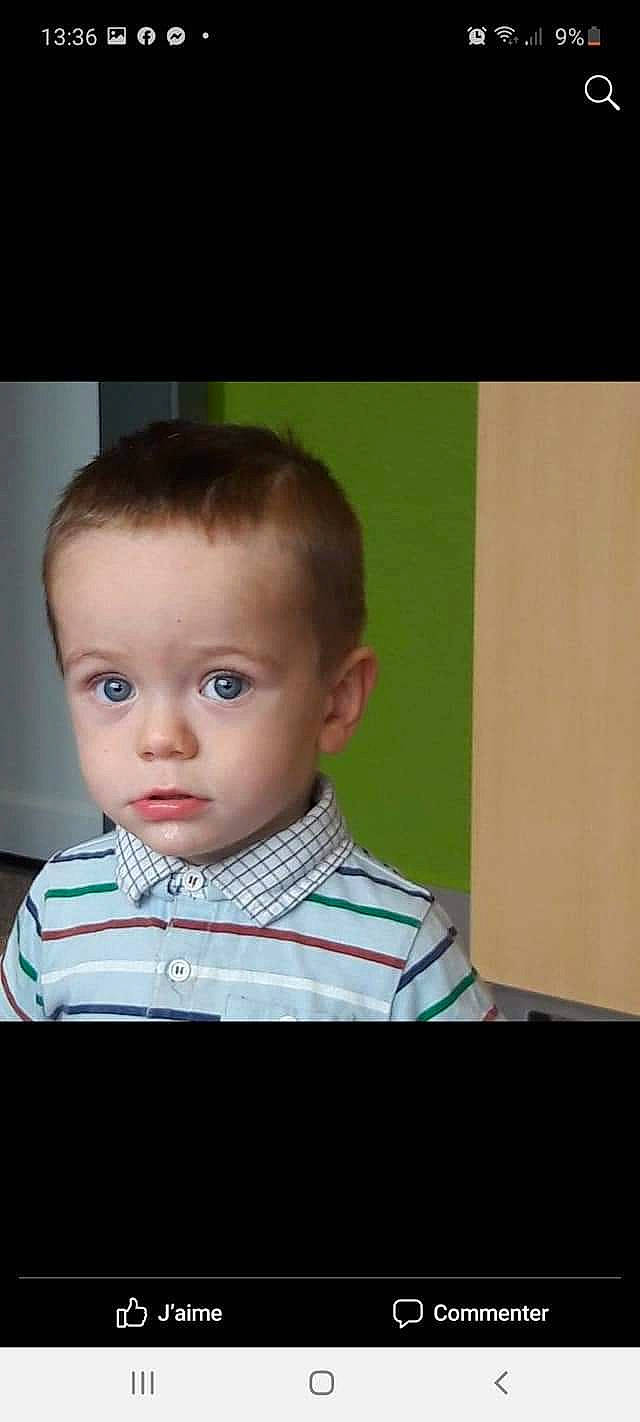 Taho participe au concours pour gagner de l'argent avec cette photo : baby, baby_toddler_clothing, cheek, child, collar, dress_shirt, eyelash, flash_photography, formal_wear, happy, iris, jaw, lip, nose, person, photo_caption, sitting, sleeve, suit, t_shirt