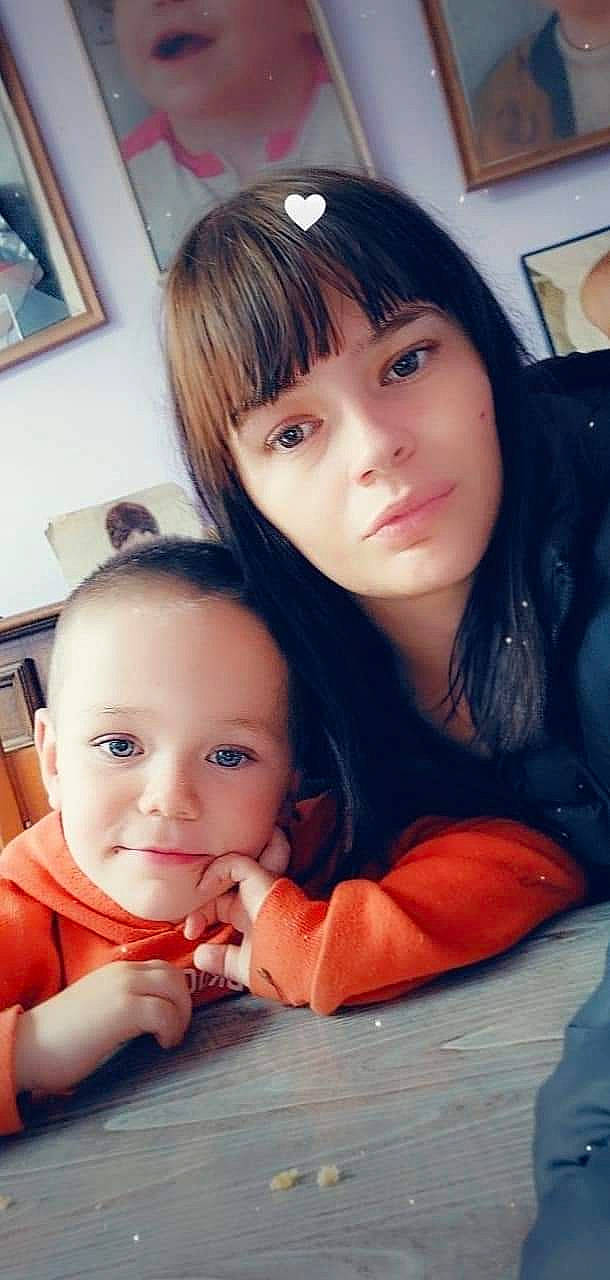 Taho participe au concours pour gagner de l'argent avec cette photo : bangs, black_hair, cheek, child, chin, eyebrow, eyelash, gesture, hairstyle, happy, iris, lip, mouth, muscle, nose, organ, person, sharing, skin, snapshot